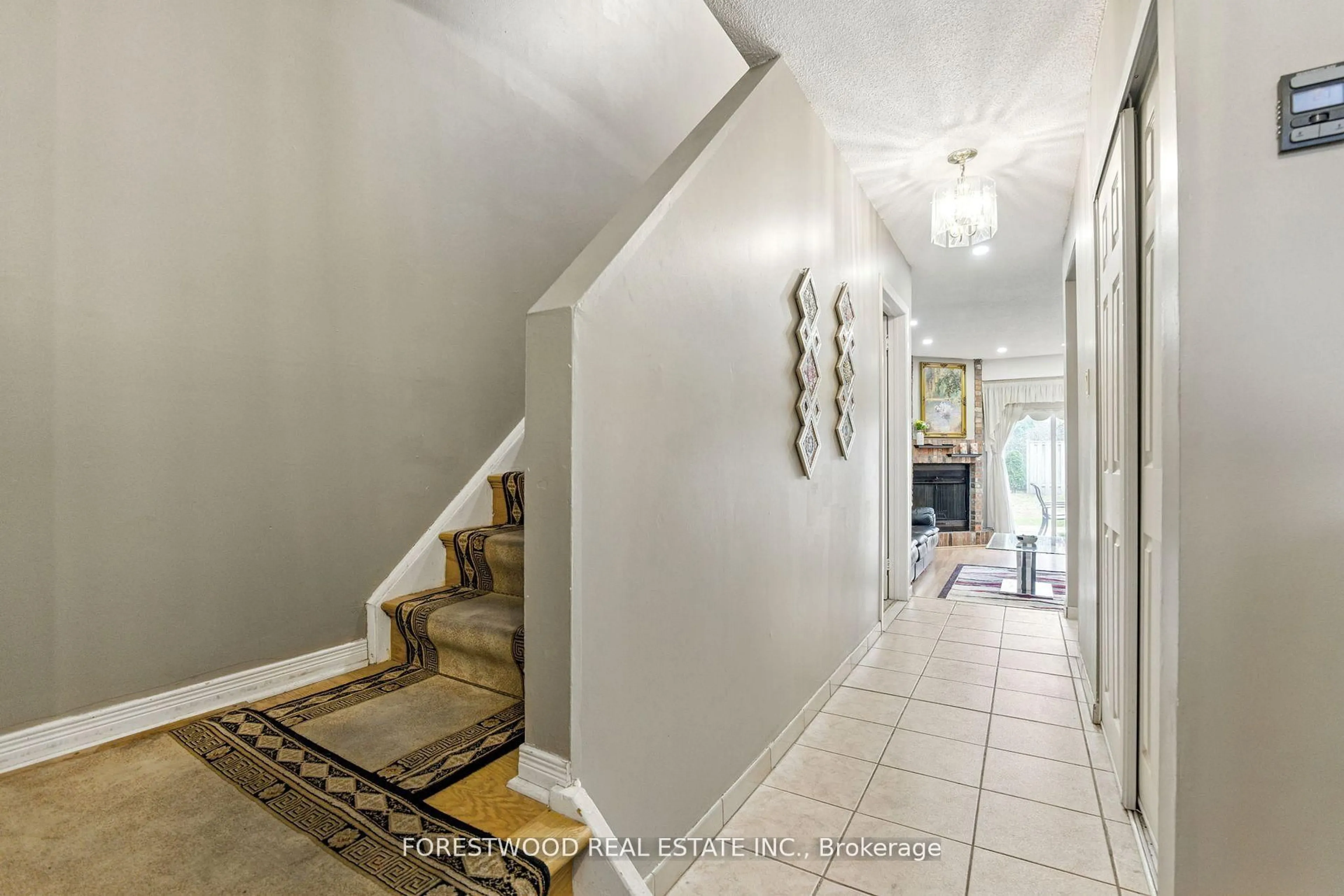 Indoor foyer for 3345 Silverado Dr #30, Mississauga Ontario L5A 3Y8