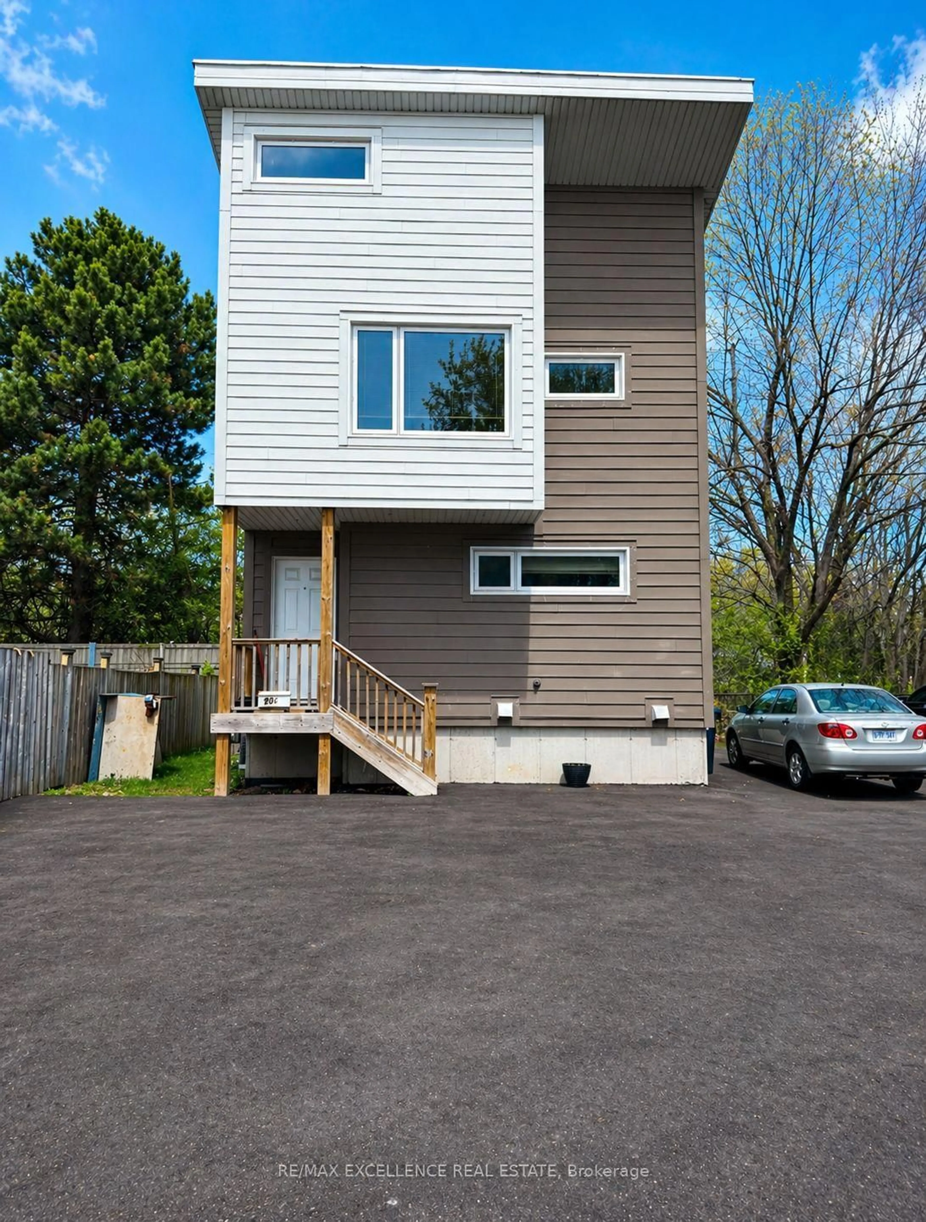 Home with vinyl exterior material, street for 20 C Hoskins Sq, Brampton Ontario L6S 2N6