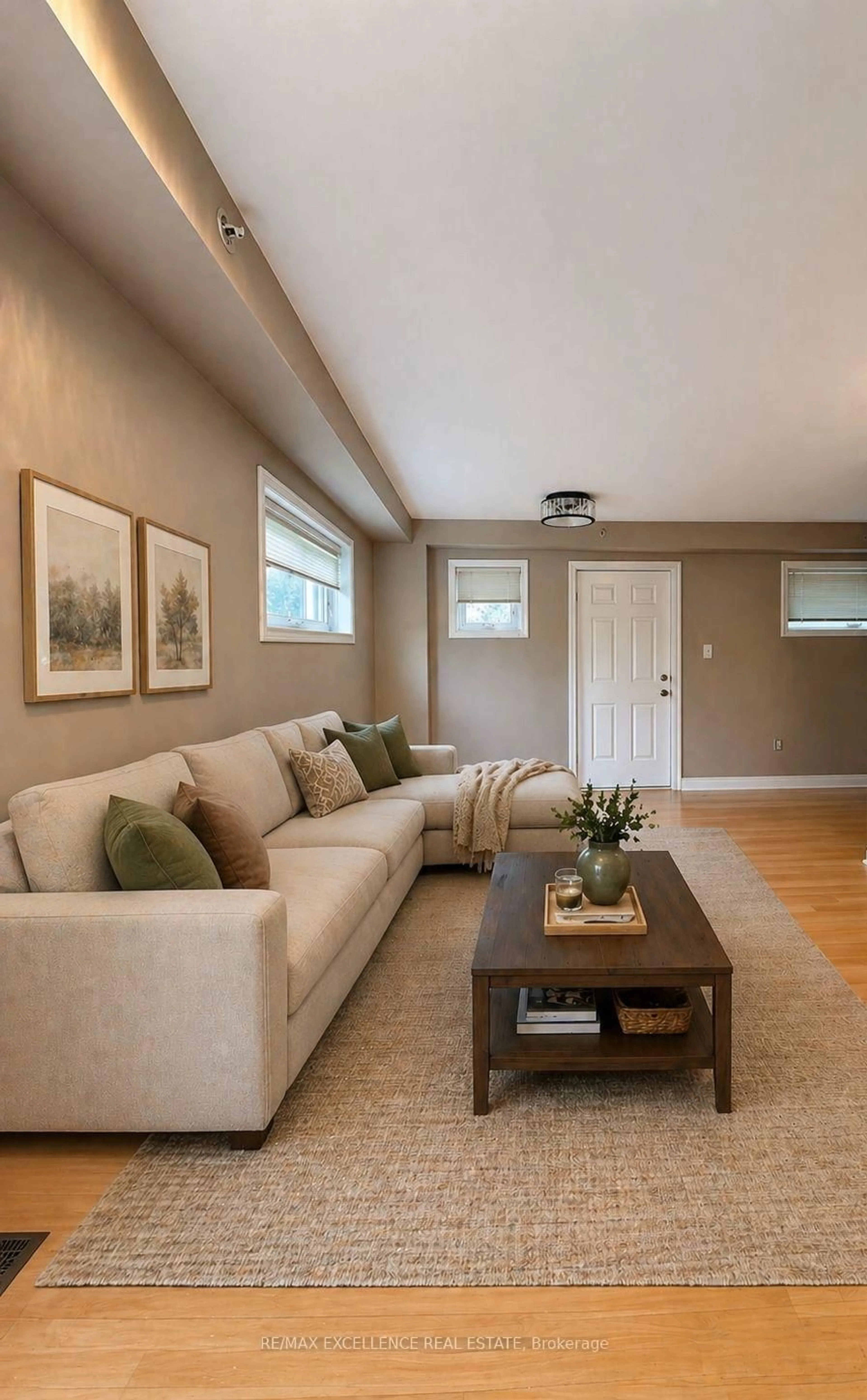 Living room with furniture, unknown for 20 C Hoskins Sq, Brampton Ontario L6S 2N6