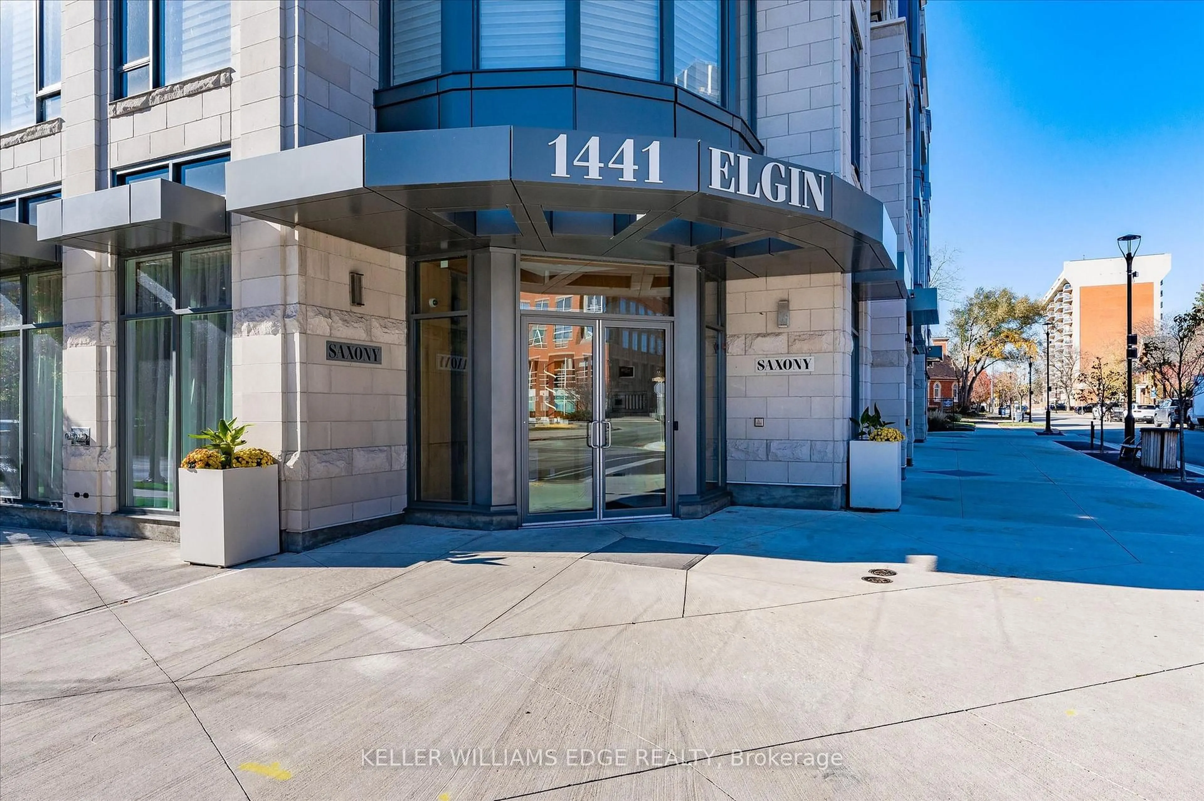 Indoor foyer for 1441 Elgin St #405, Burlington Ontario L7S 1E6