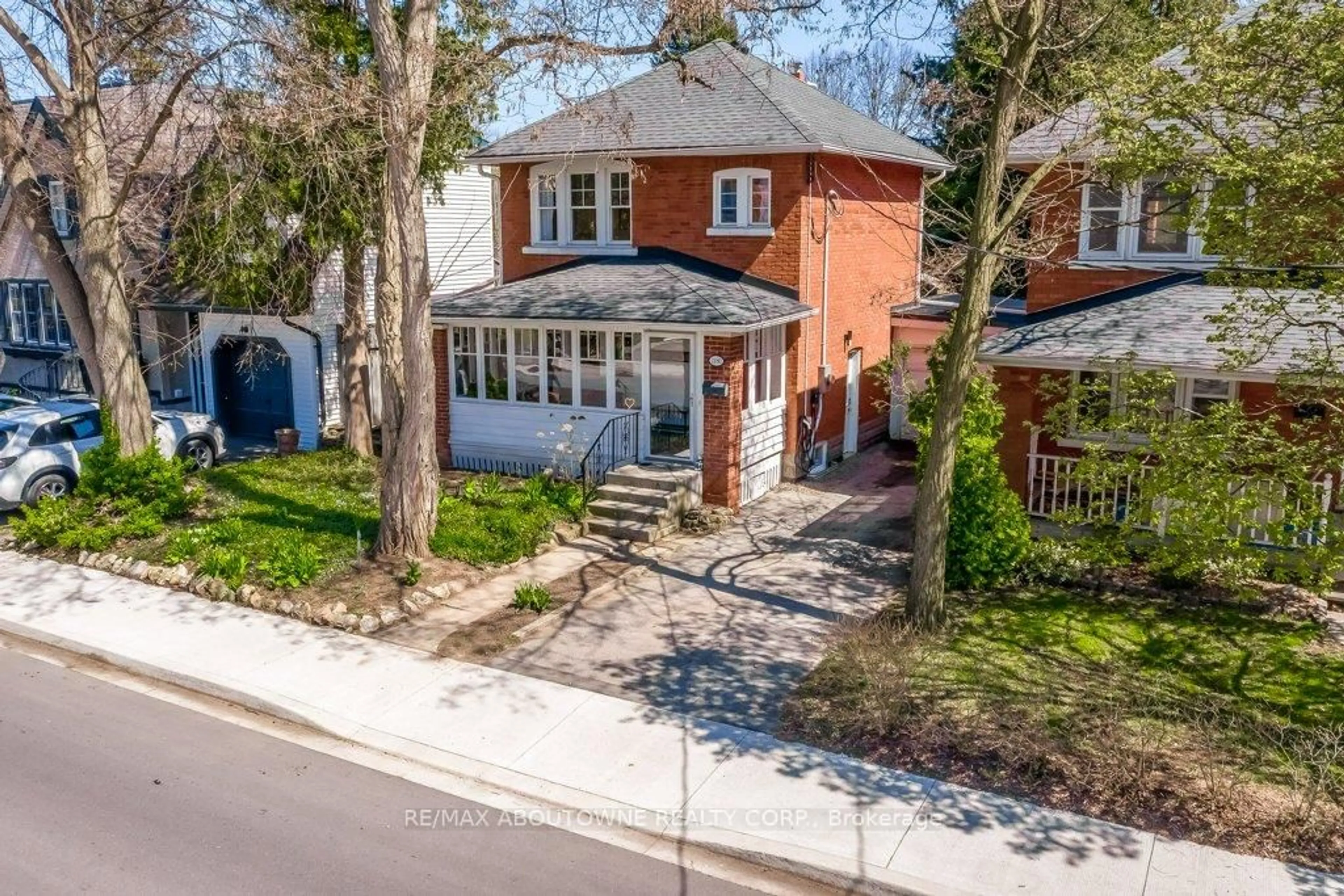 A pic from outside/outdoor area/front of a property/back of a property/a pic from drone, street for 2180 Caroline St, Burlington Ontario L7R 1M3