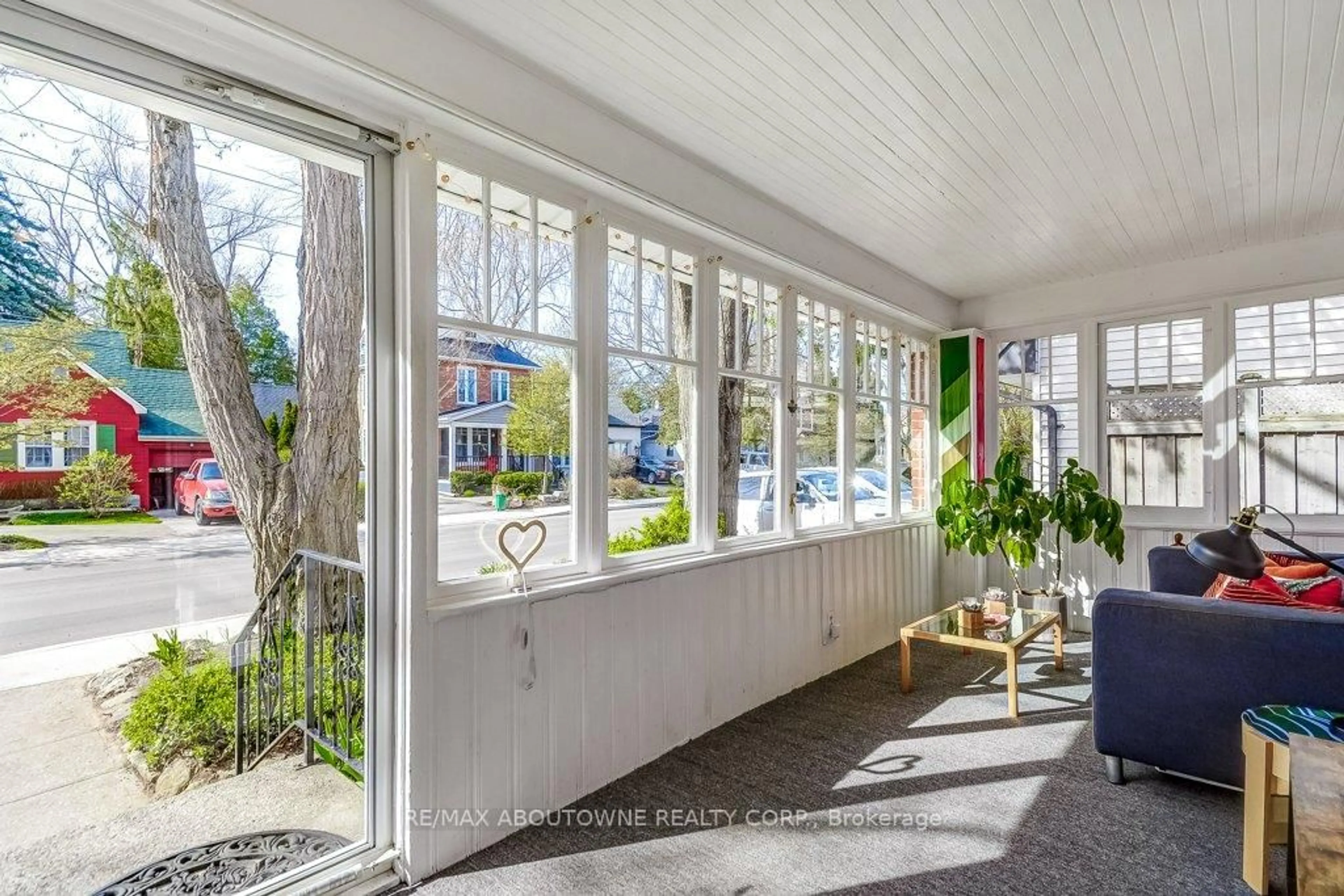 Indoor entryway for 2180 Caroline St, Burlington Ontario L7R 1M3