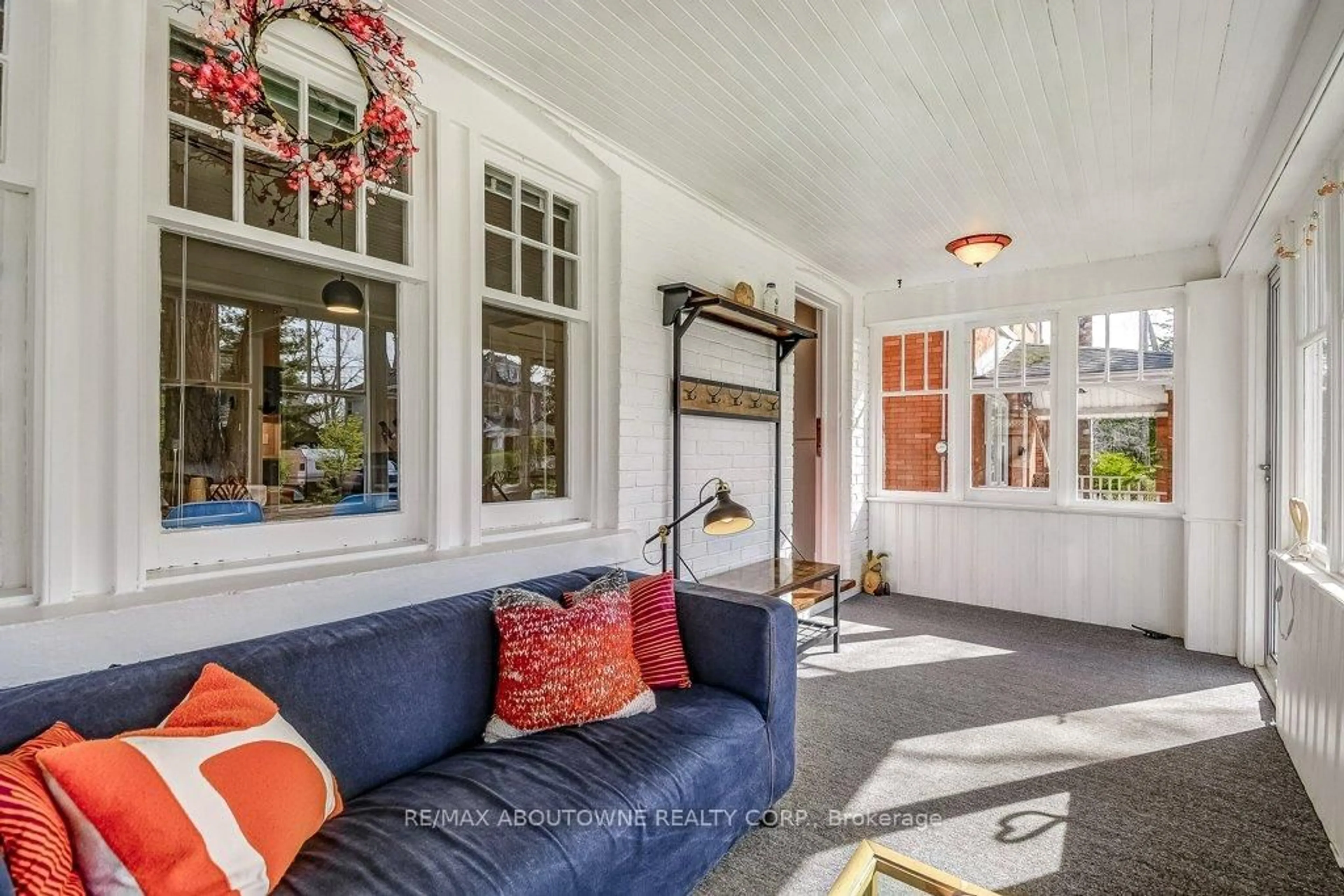 Indoor entryway for 2180 Caroline St, Burlington Ontario L7R 1M3