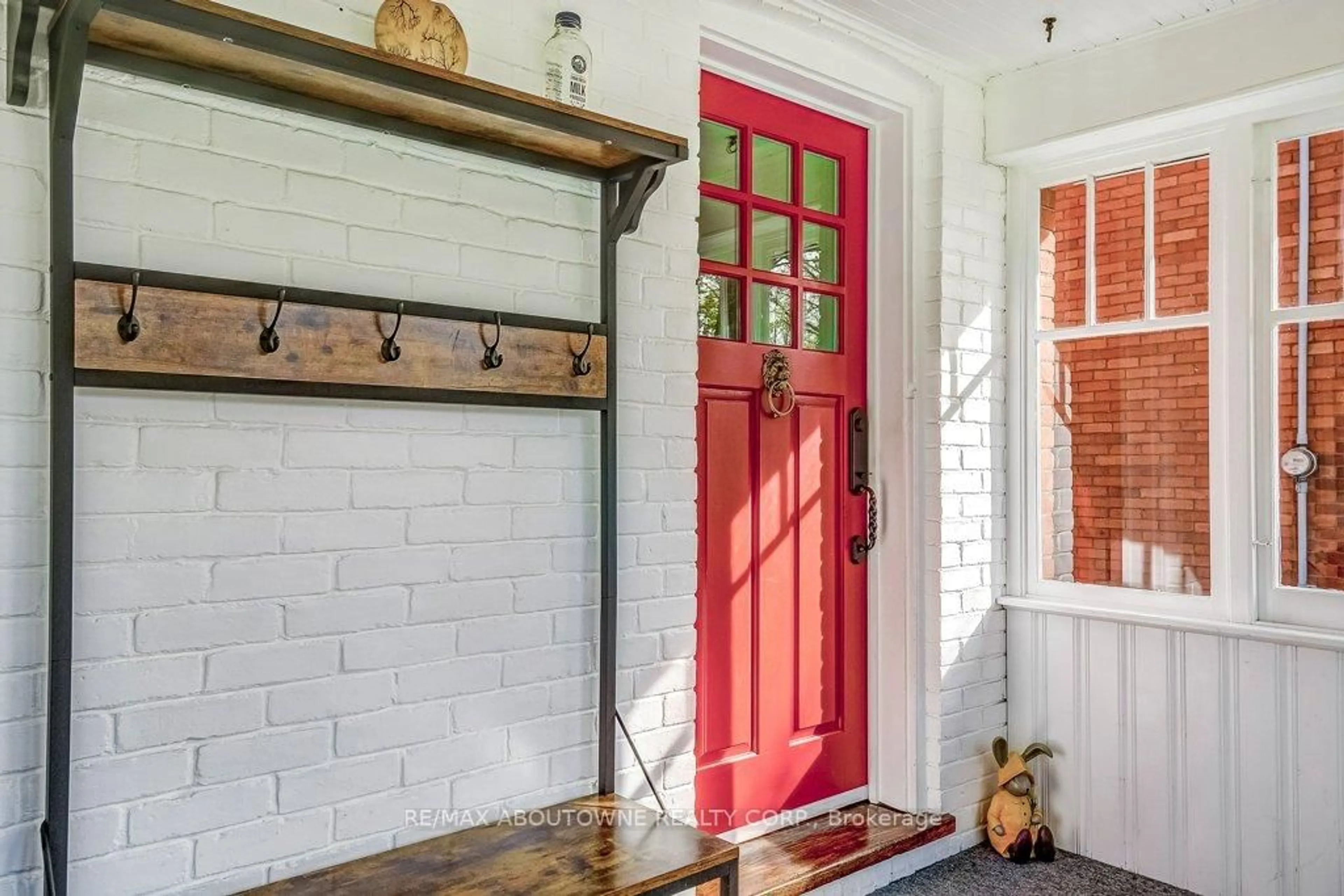 Indoor entryway for 2180 Caroline St, Burlington Ontario L7R 1M3