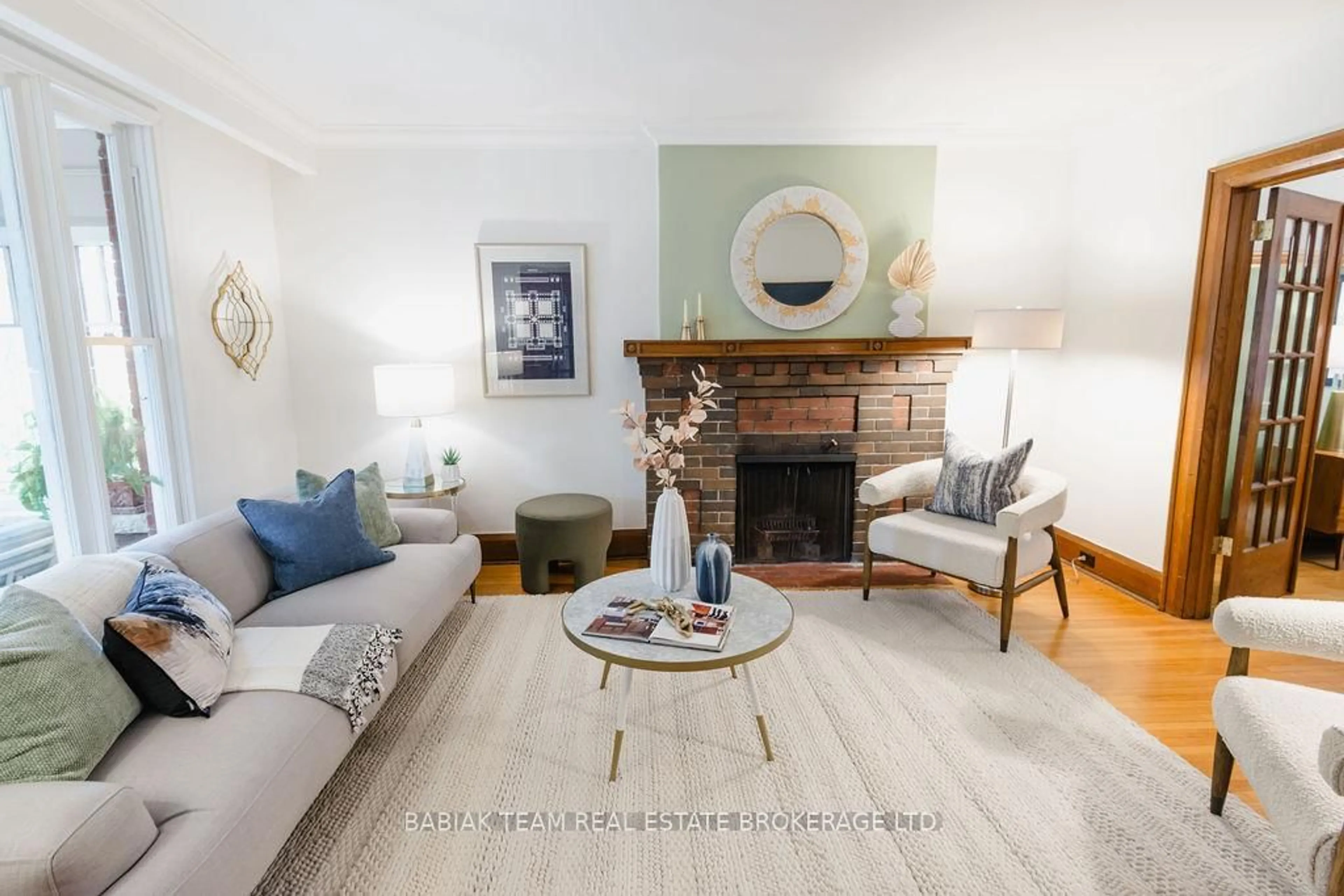 Living room with furniture, unknown for 30 Woodside Ave, Toronto Ontario M6P 1L7