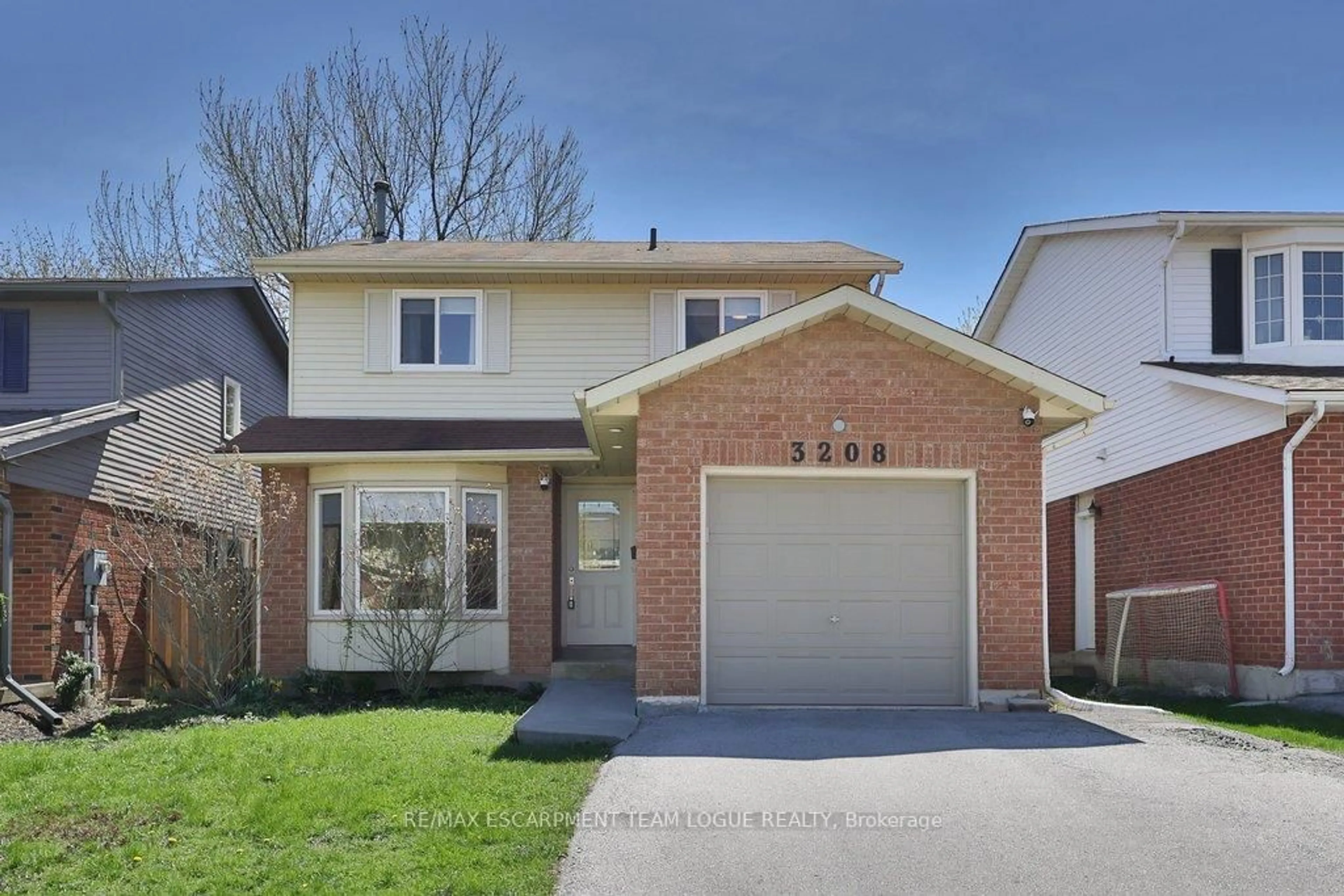 Home with brick exterior material, street for 3208 Edenwood Cres, Burlington Ontario L7M 3K4