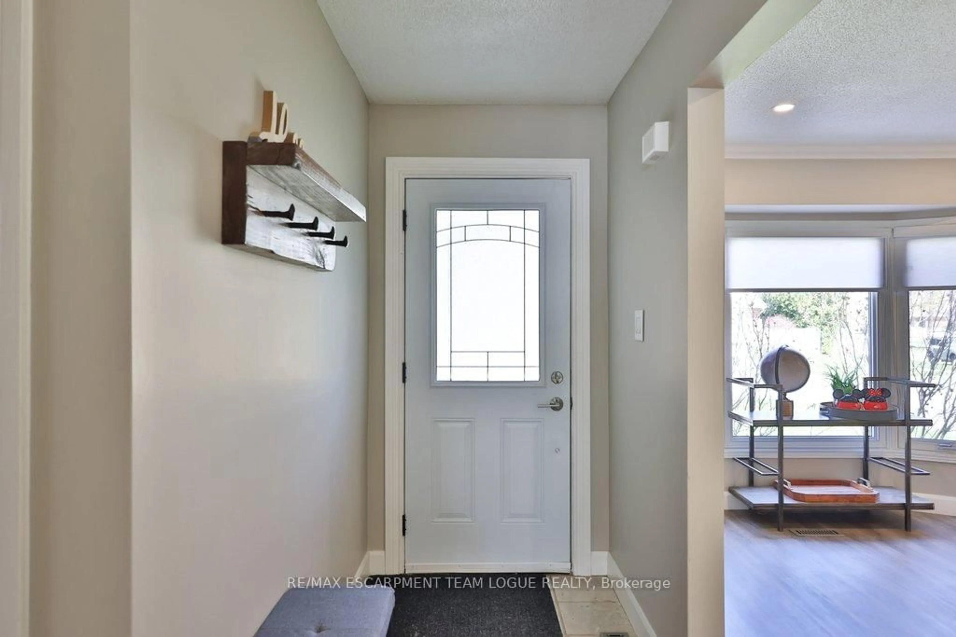 Indoor entryway for 3208 Edenwood Cres, Burlington Ontario L7M 3K4