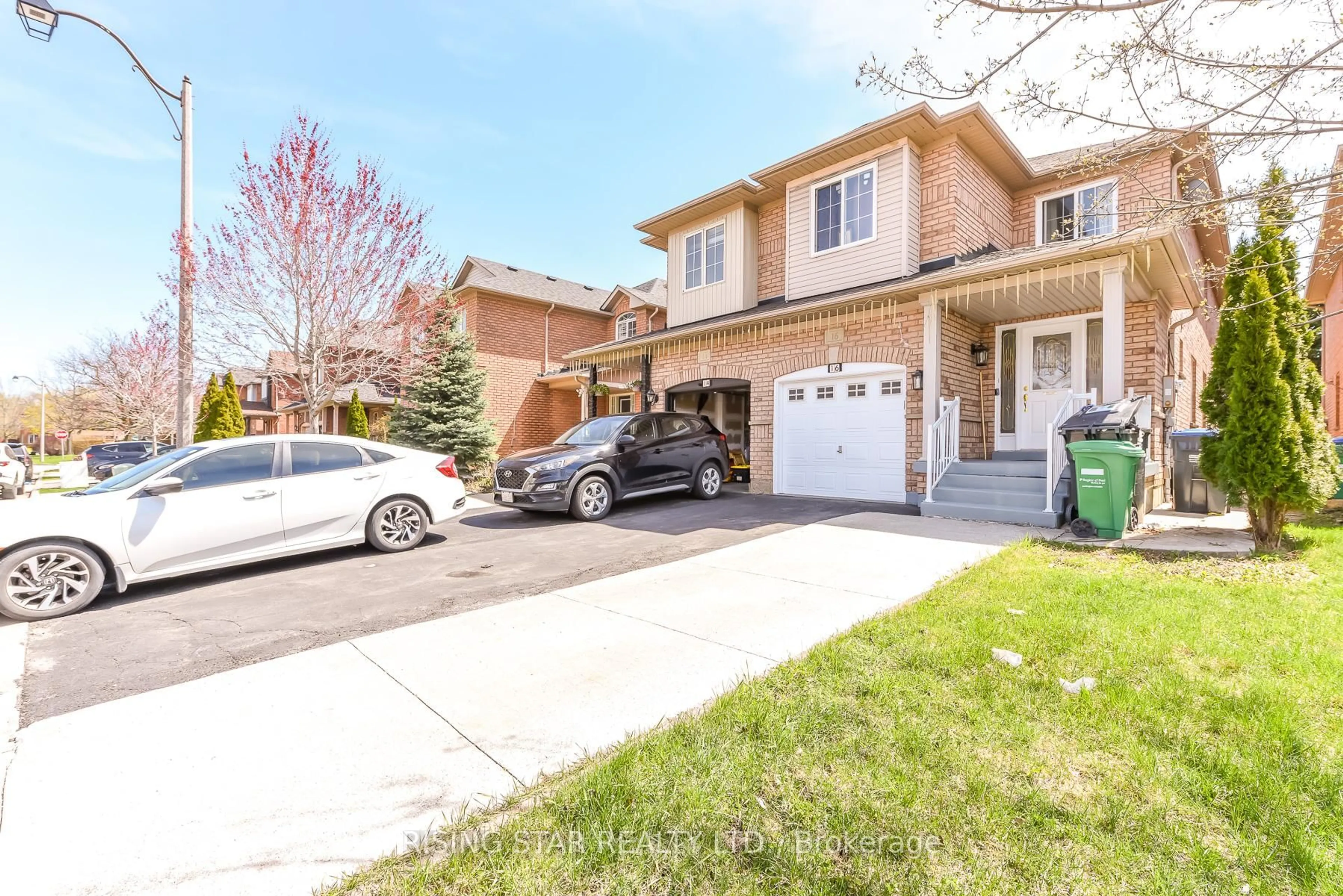 Unknown for 16 Elmpark Crt, Brampton Ontario L6P 1A8