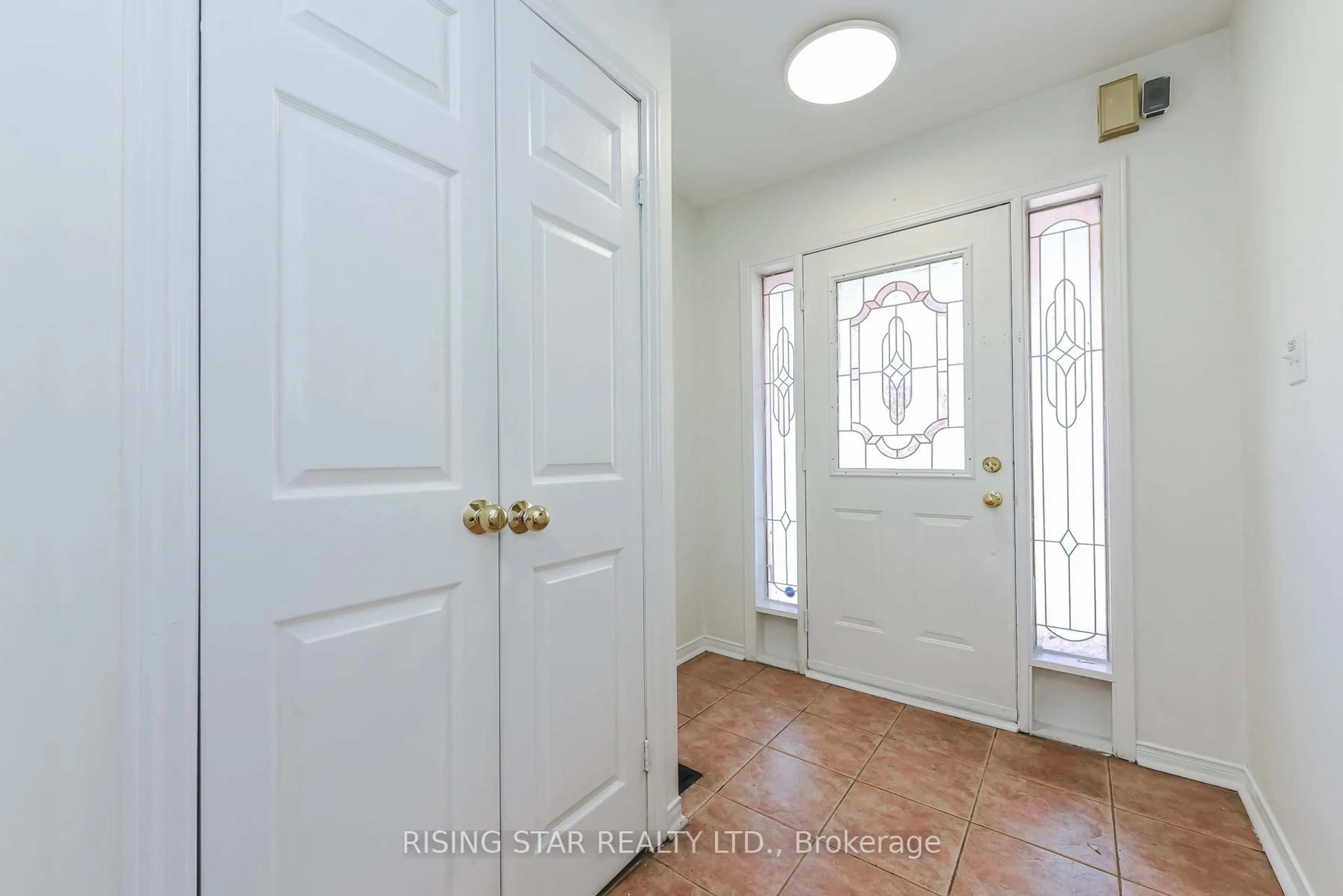 Indoor entryway for 16 Elmpark Crt, Brampton Ontario L6P 1A8