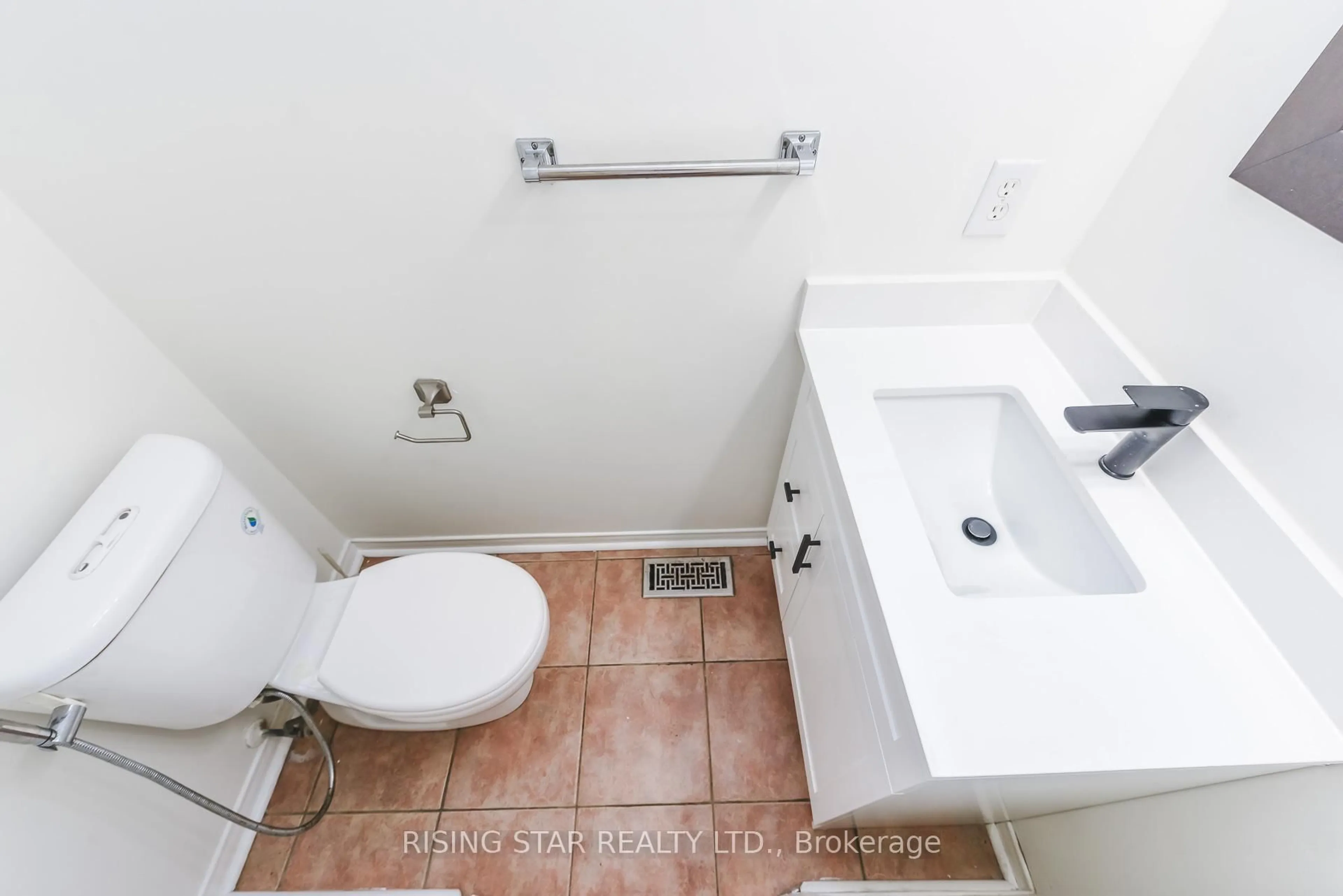 Standard bathroom, ceramic/tile floor for 16 Elmpark Crt, Brampton Ontario L6P 1A8