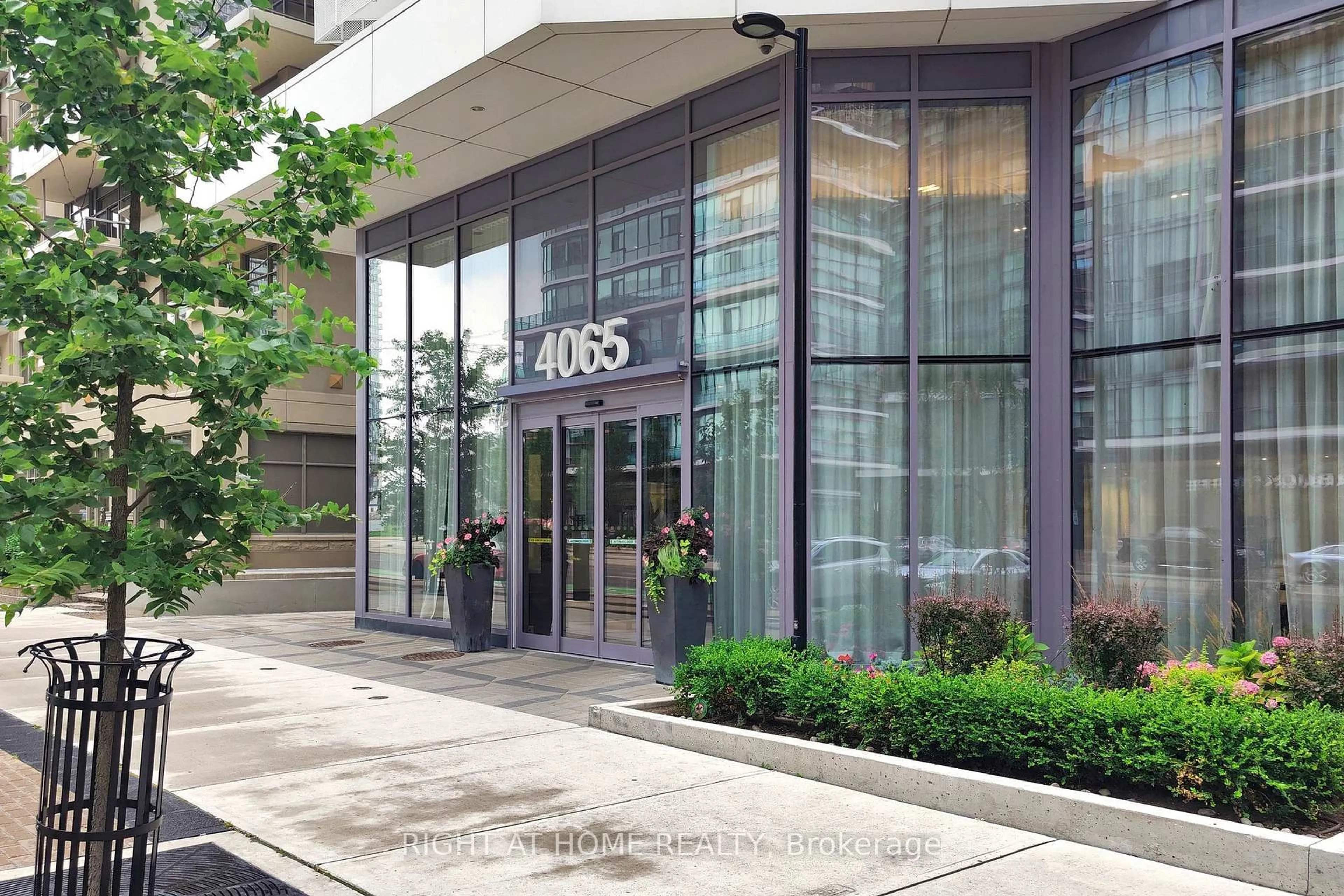 Indoor foyer for 4065 Confederation Pkwy #2507, Mississauga Ontario L5B 4N1