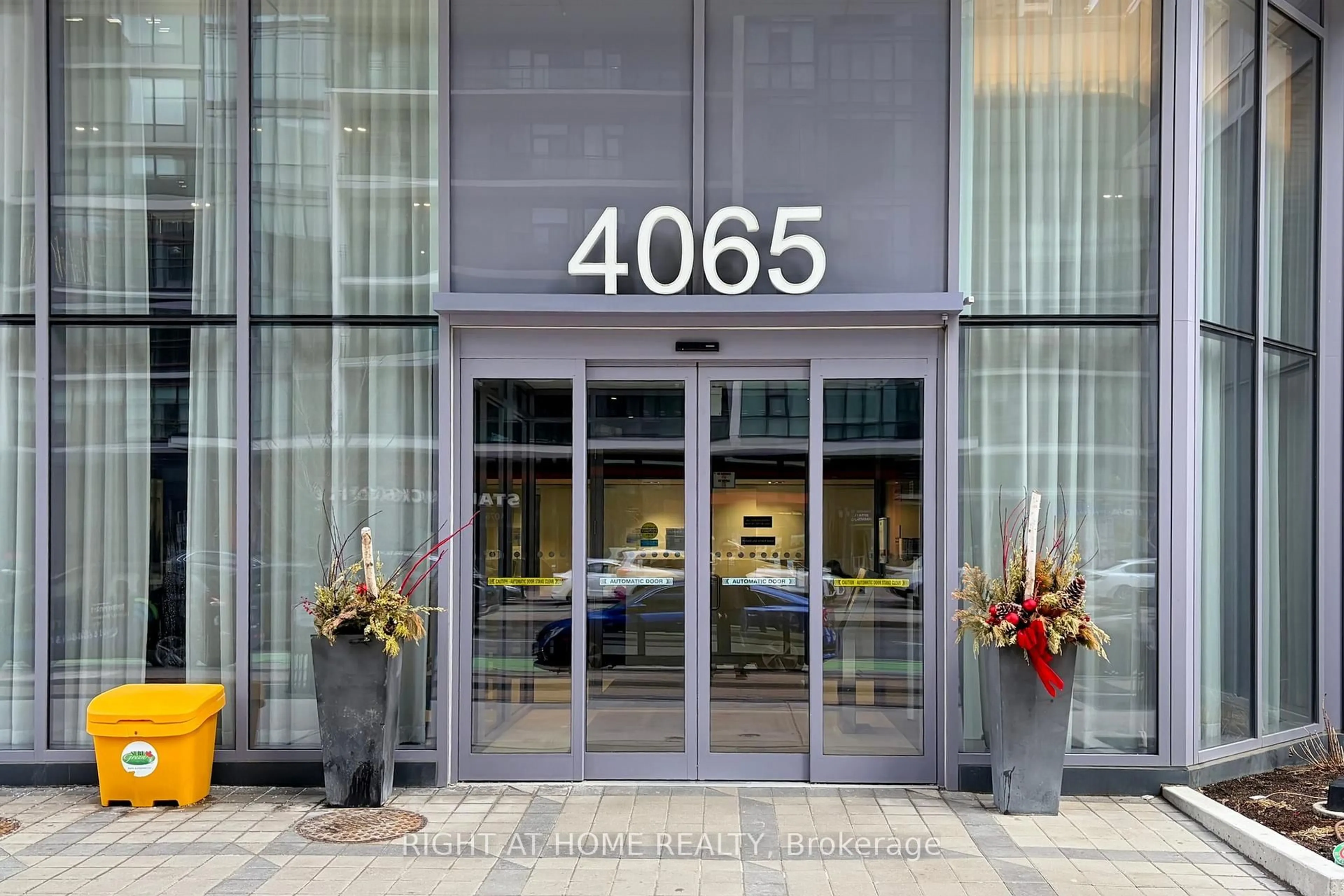 Indoor foyer for 4065 Confederation Pkwy #2507, Mississauga Ontario L5B 4N1