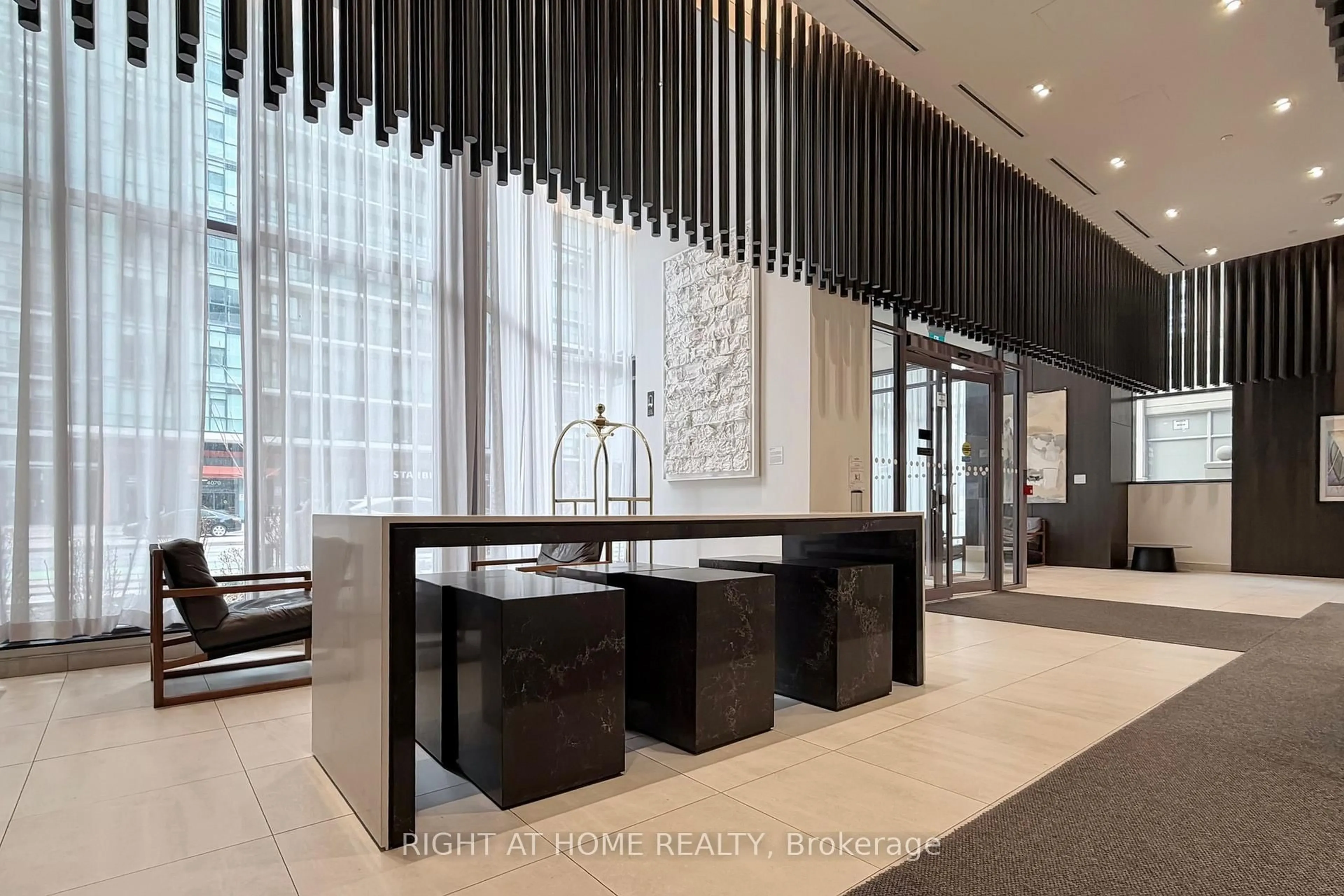 Indoor foyer for 4065 Confederation Pkwy #2507, Mississauga Ontario L5B 4N1