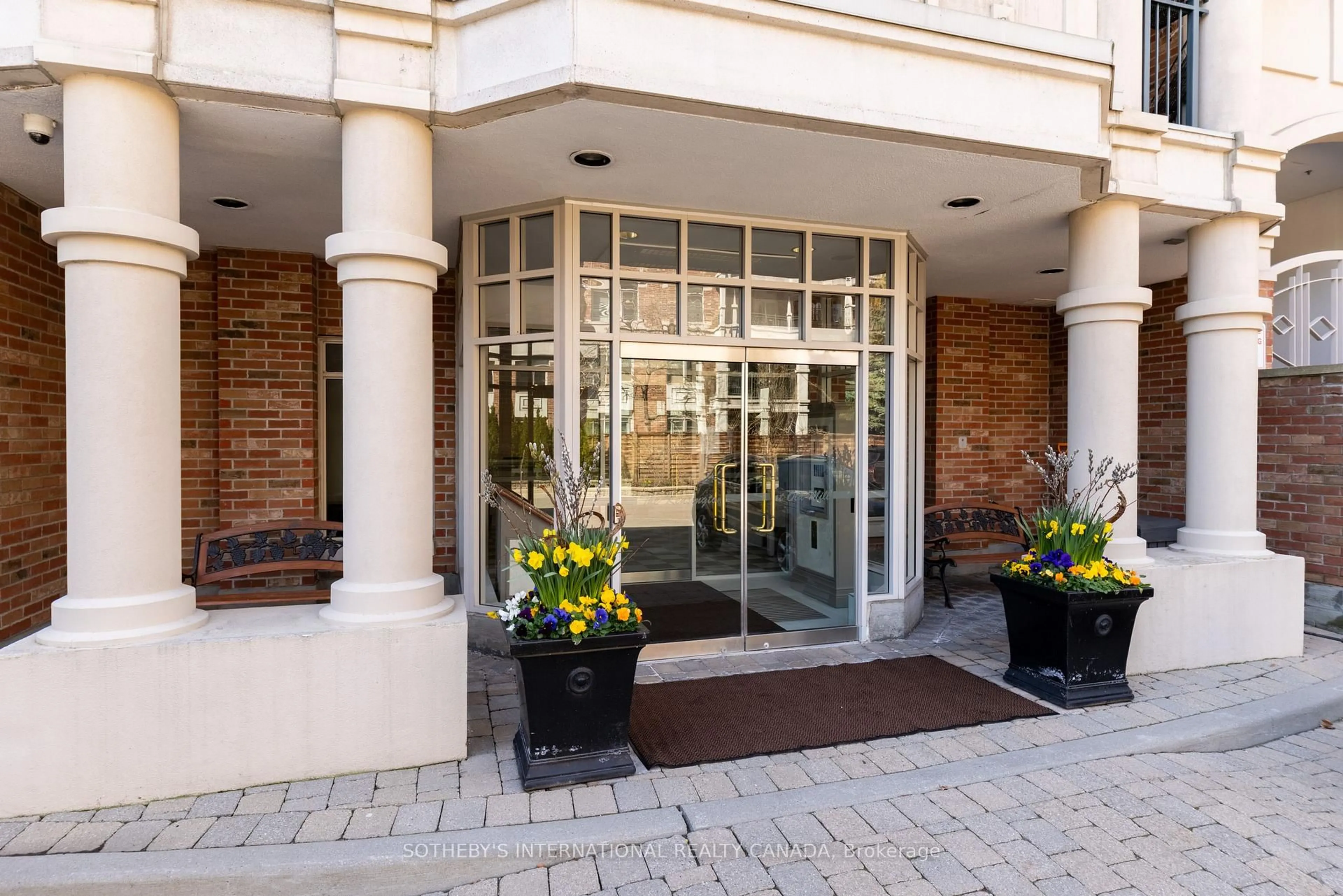 Indoor foyer for 10 Old Mill Tr #PH08, Toronto Ontario M8X 2Y9