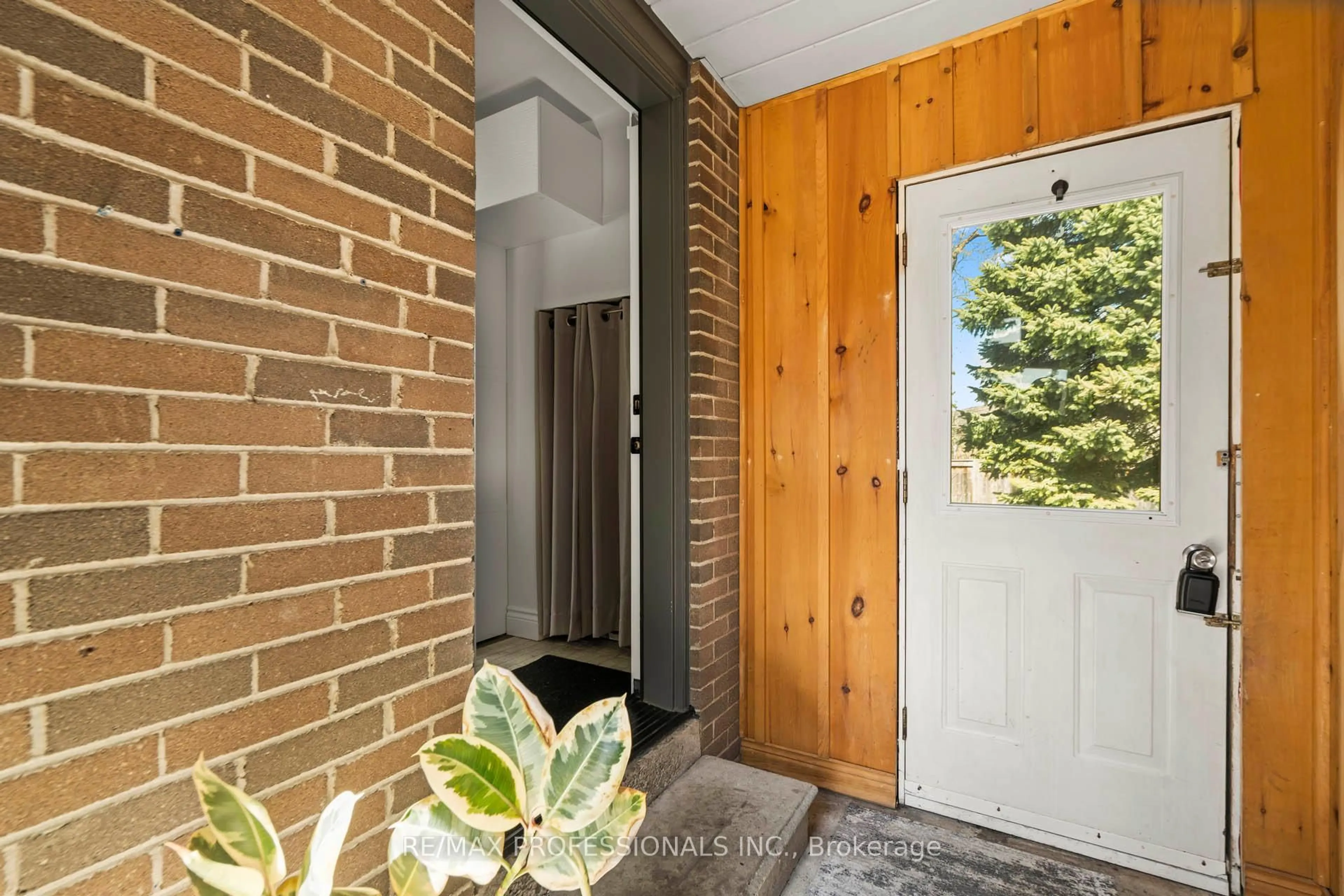 Indoor entryway for 62 Caledon Cres, Brampton Ontario L6W 1C5