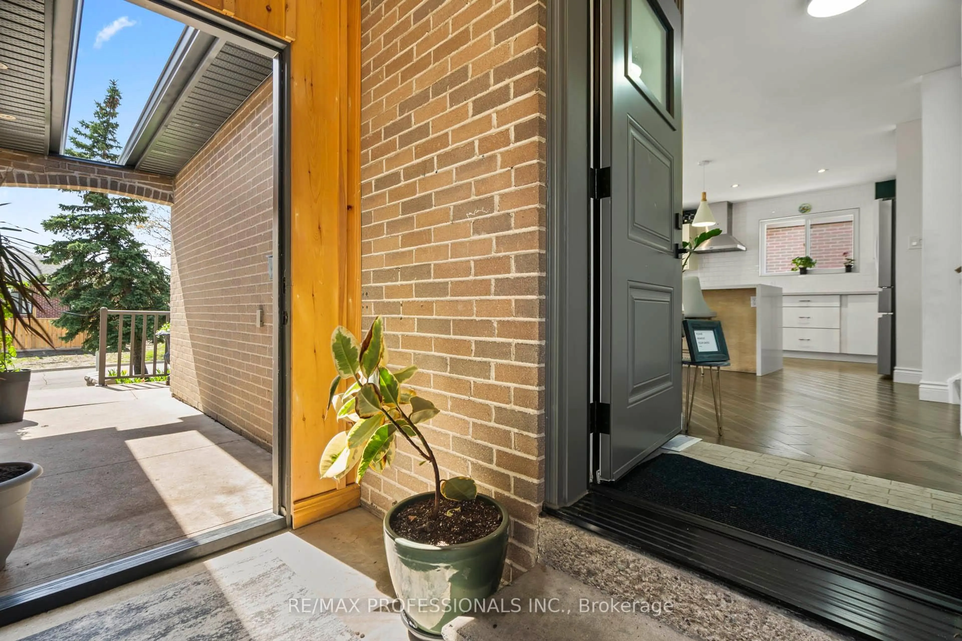 Indoor entryway for 62 Caledon Cres, Brampton Ontario L6W 1C5