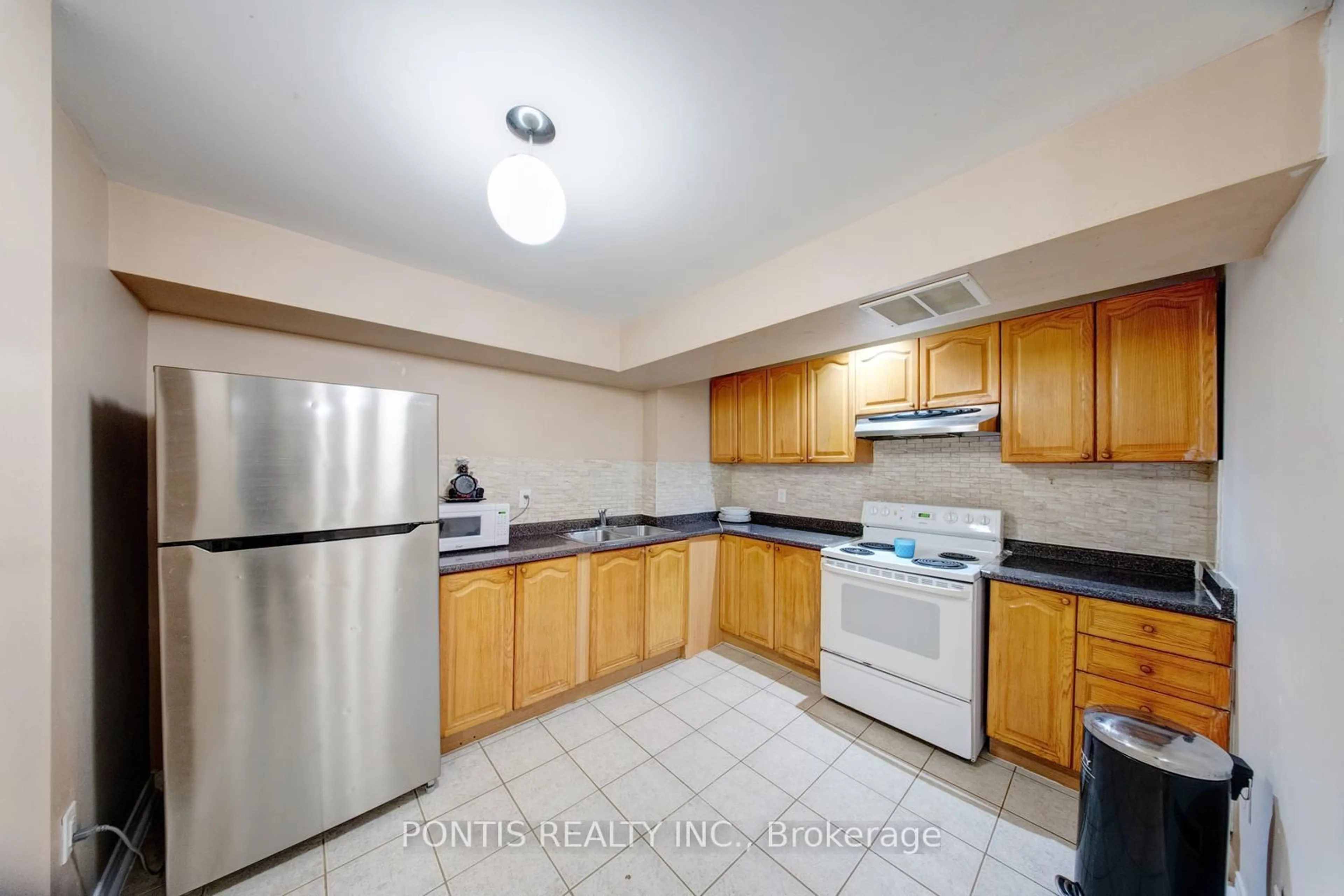 Standard kitchen, unknown for 48 Sawston Circ, Brampton Ontario L7A 2N7