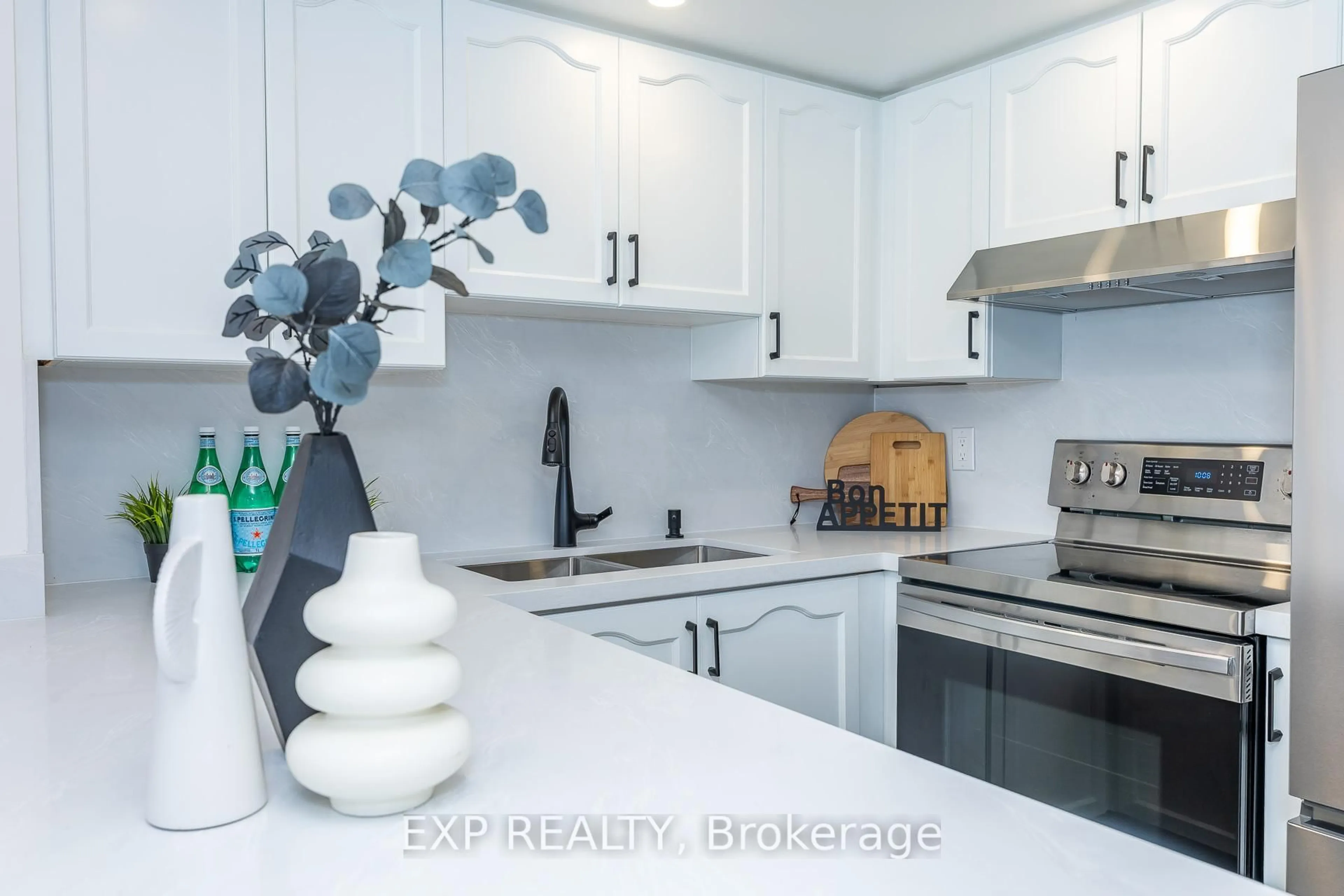 Open concept kitchen, ceramic/tile floor for 105 George Appleton Way #2143, Toronto Ontario M3M 0A2