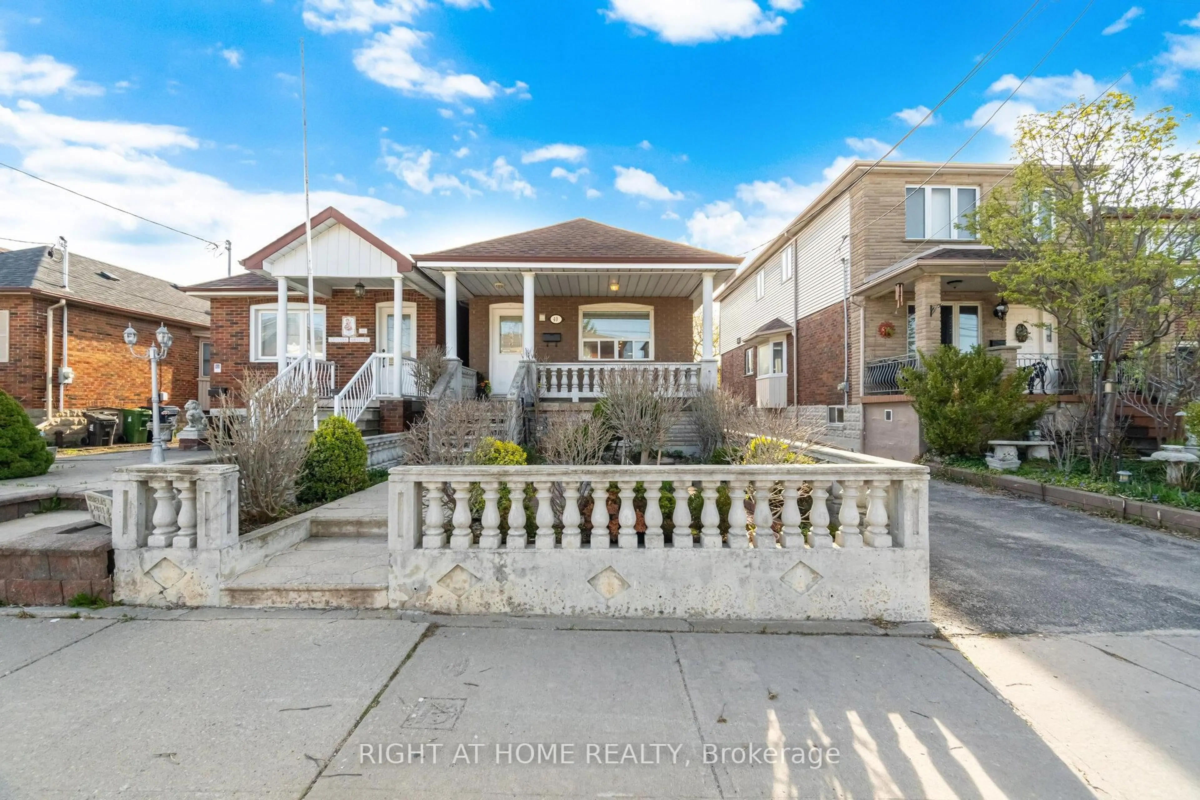 Unknown for 40 Sanderstead Ave, Toronto Ontario M6E 4X7