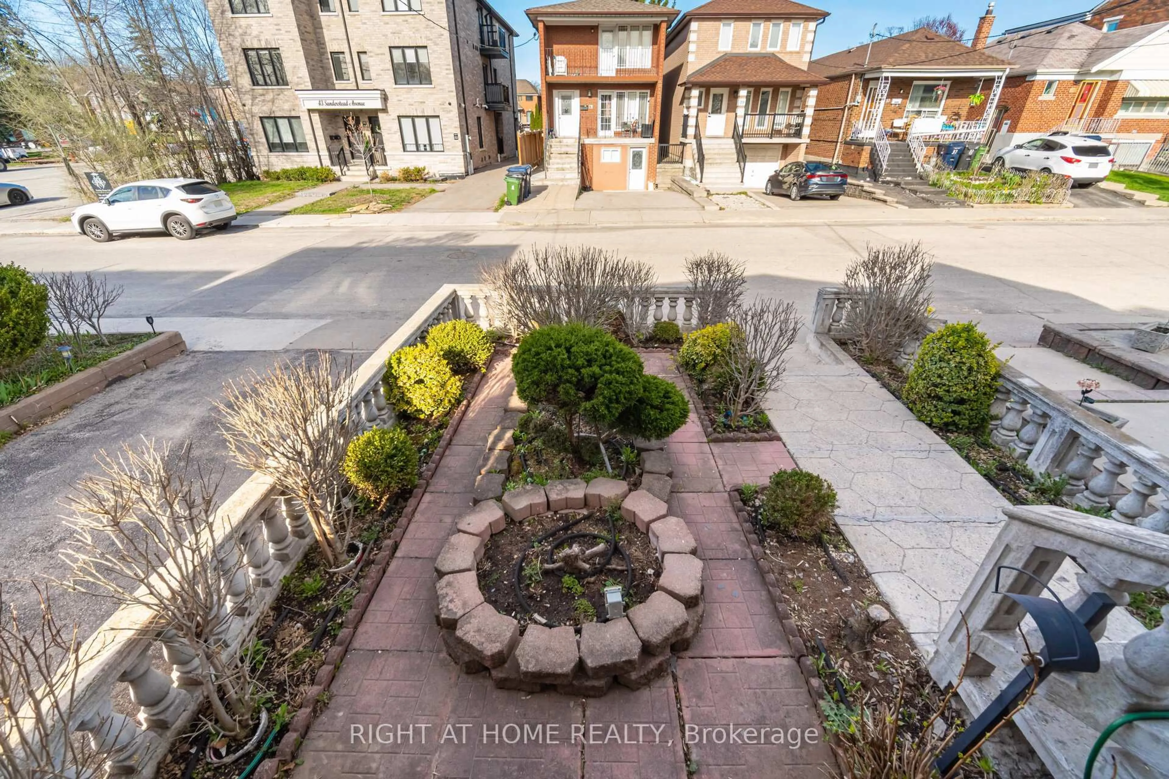 A pic from outside/outdoor area/front of a property/back of a property/a pic from drone, street for 40 Sanderstead Ave, Toronto Ontario M6E 4X7