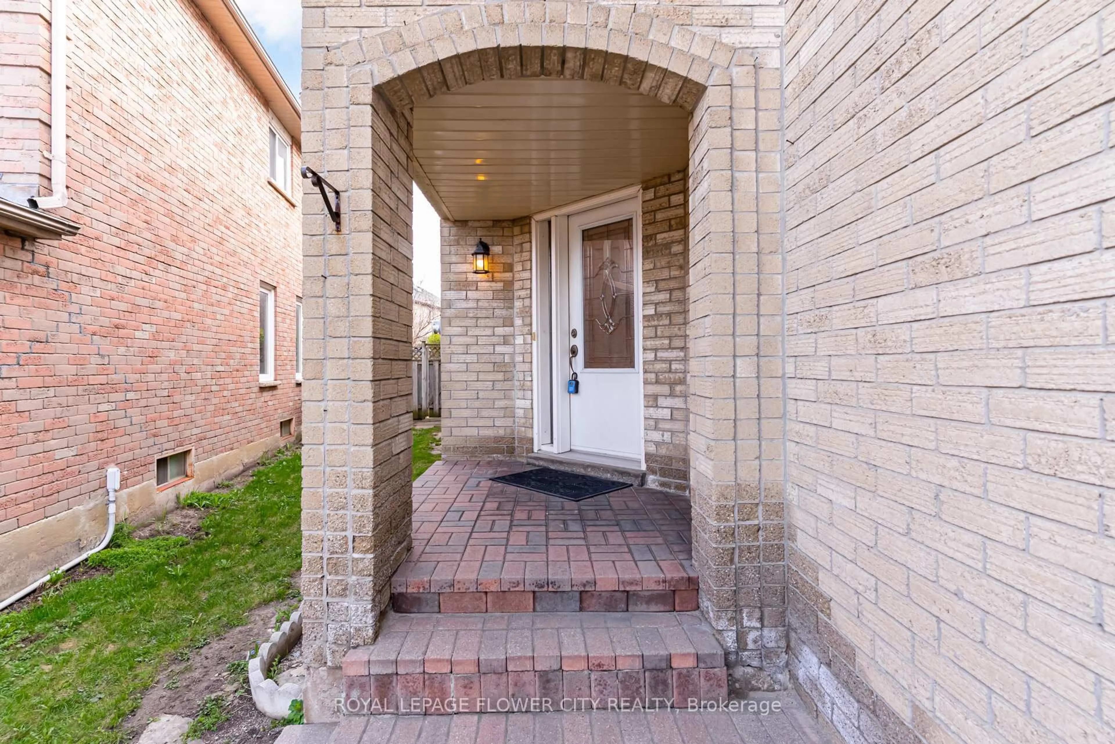 Unknown for 18 Nature Crt, Brampton Ontario L6S 5T8