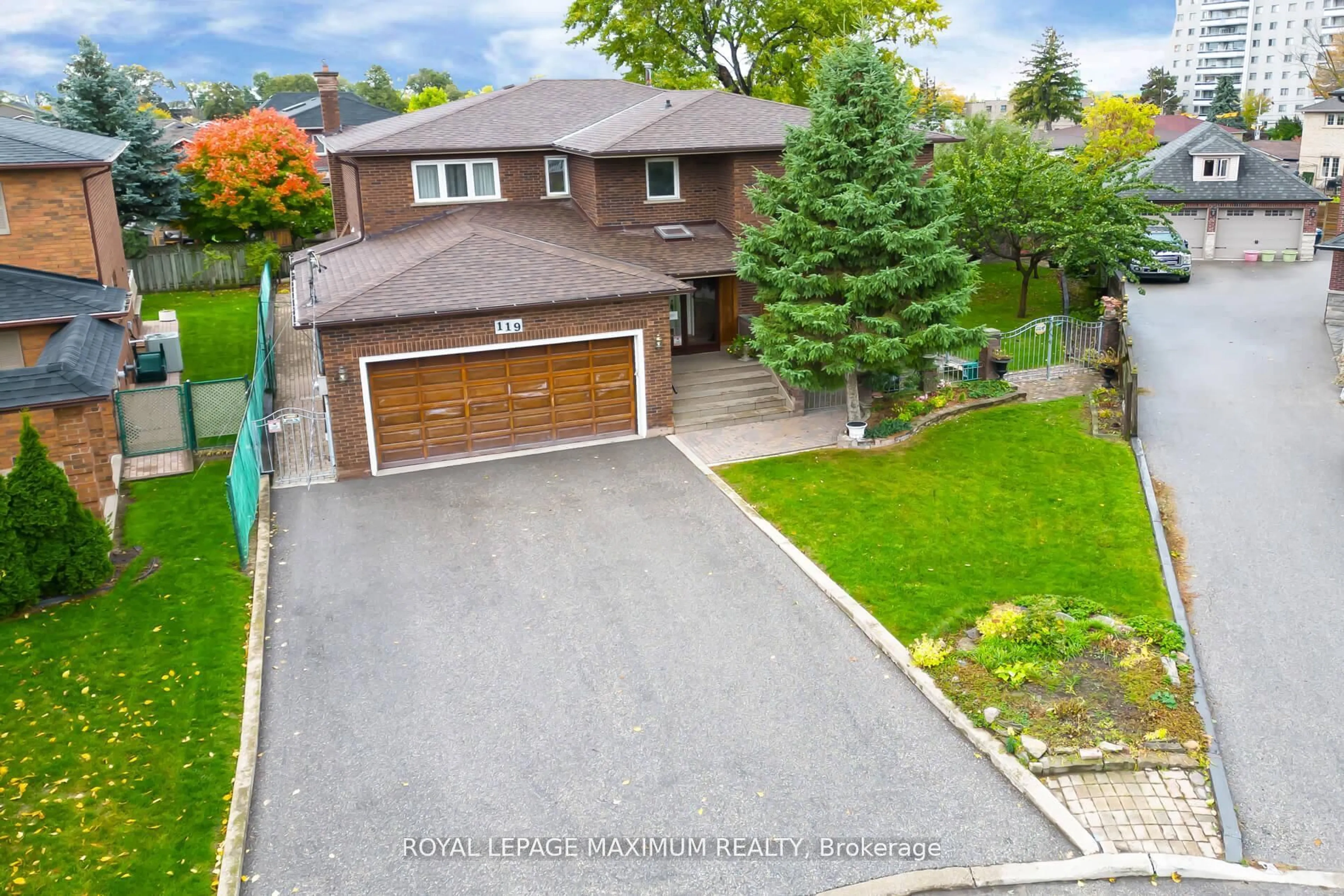 A pic from outside/outdoor area/front of a property/back of a property/a pic from drone, street for 119 Glen Long Ave, Toronto Ontario M6B 2M4