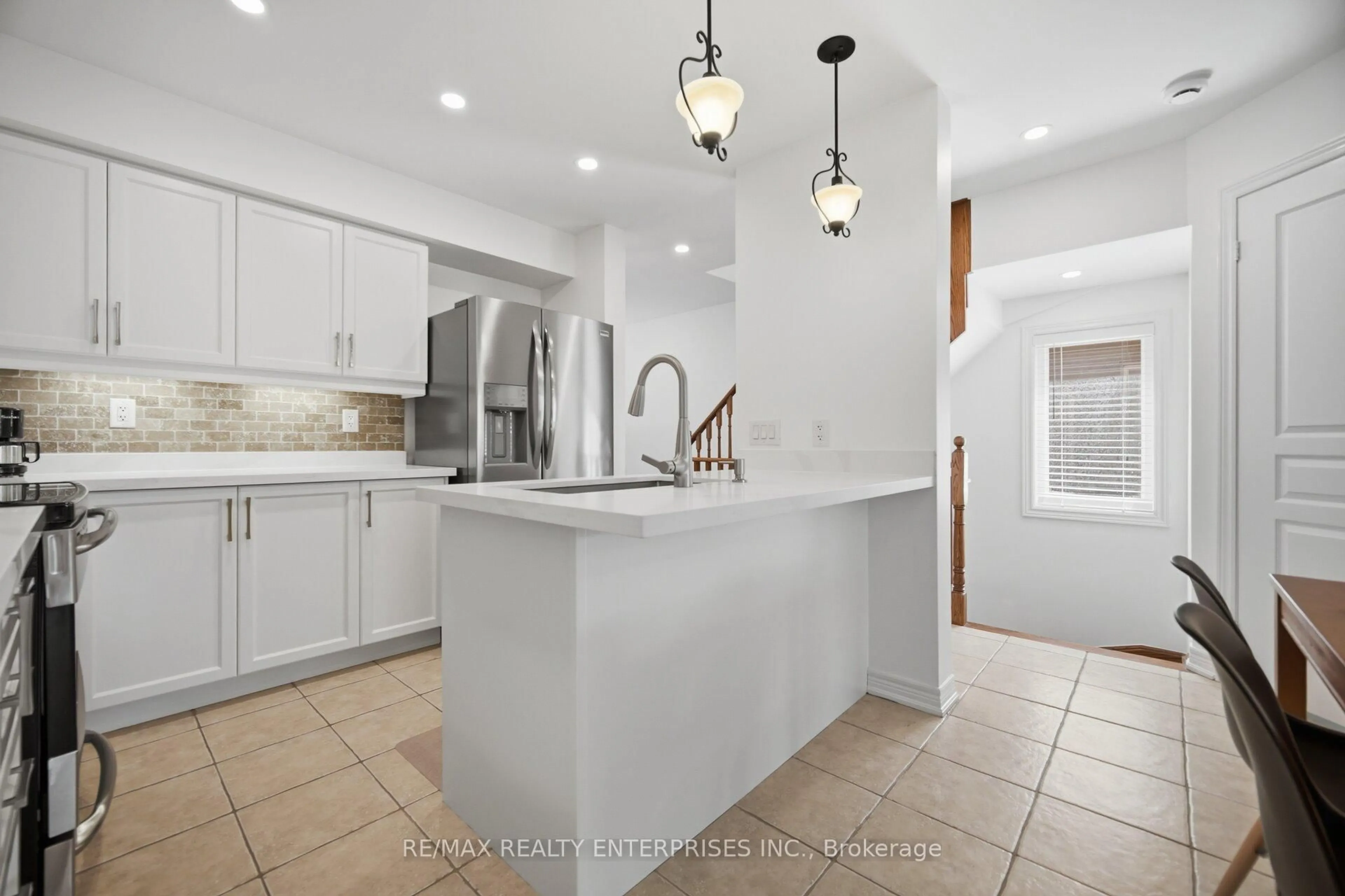 Open concept kitchen, ceramic/tile floor for 2339 Saddlecreek Cres, Oakville Ontario L6M 5J7