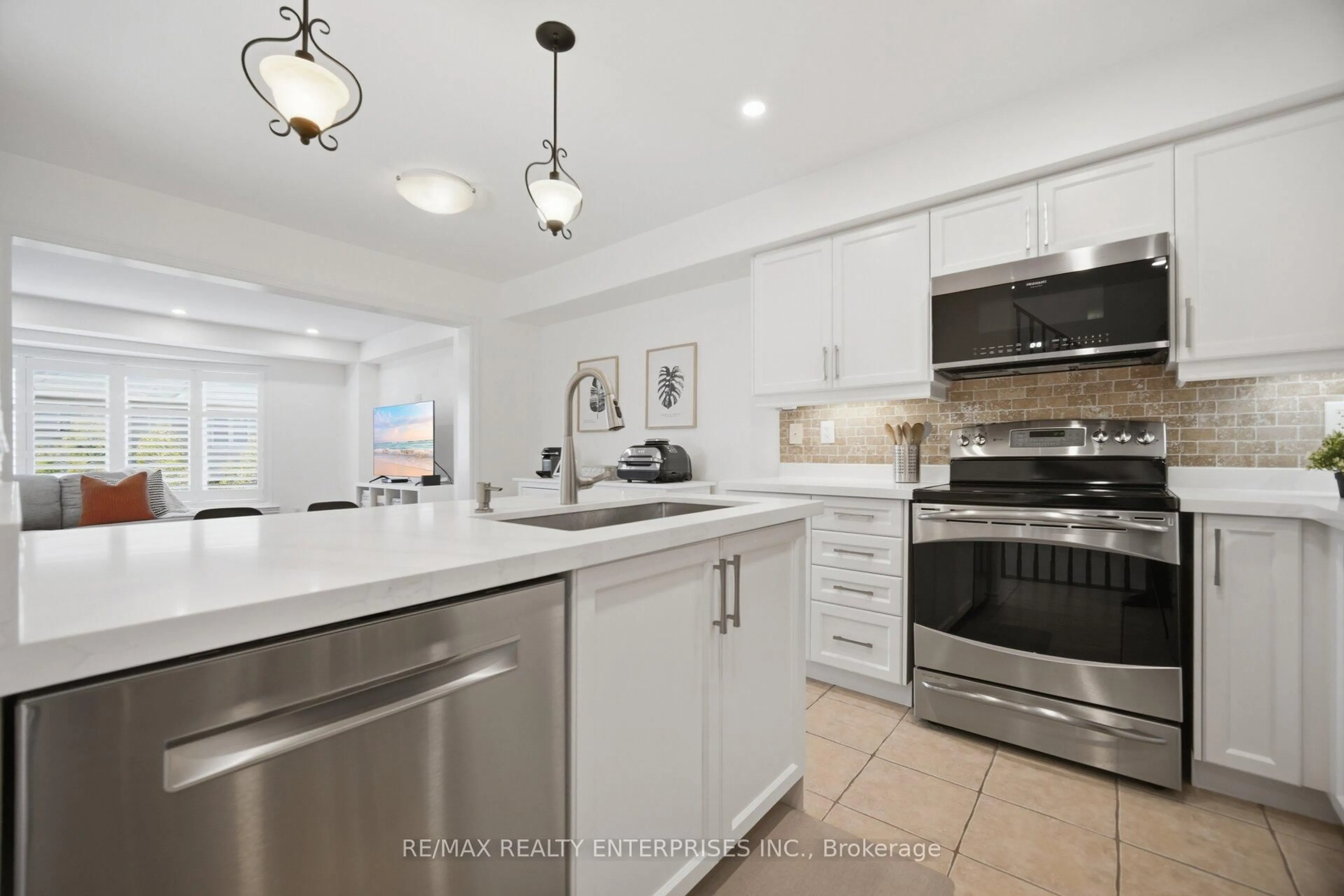 Open concept kitchen, ceramic/tile floor for 2339 Saddlecreek Cres, Oakville Ontario L6M 5J7