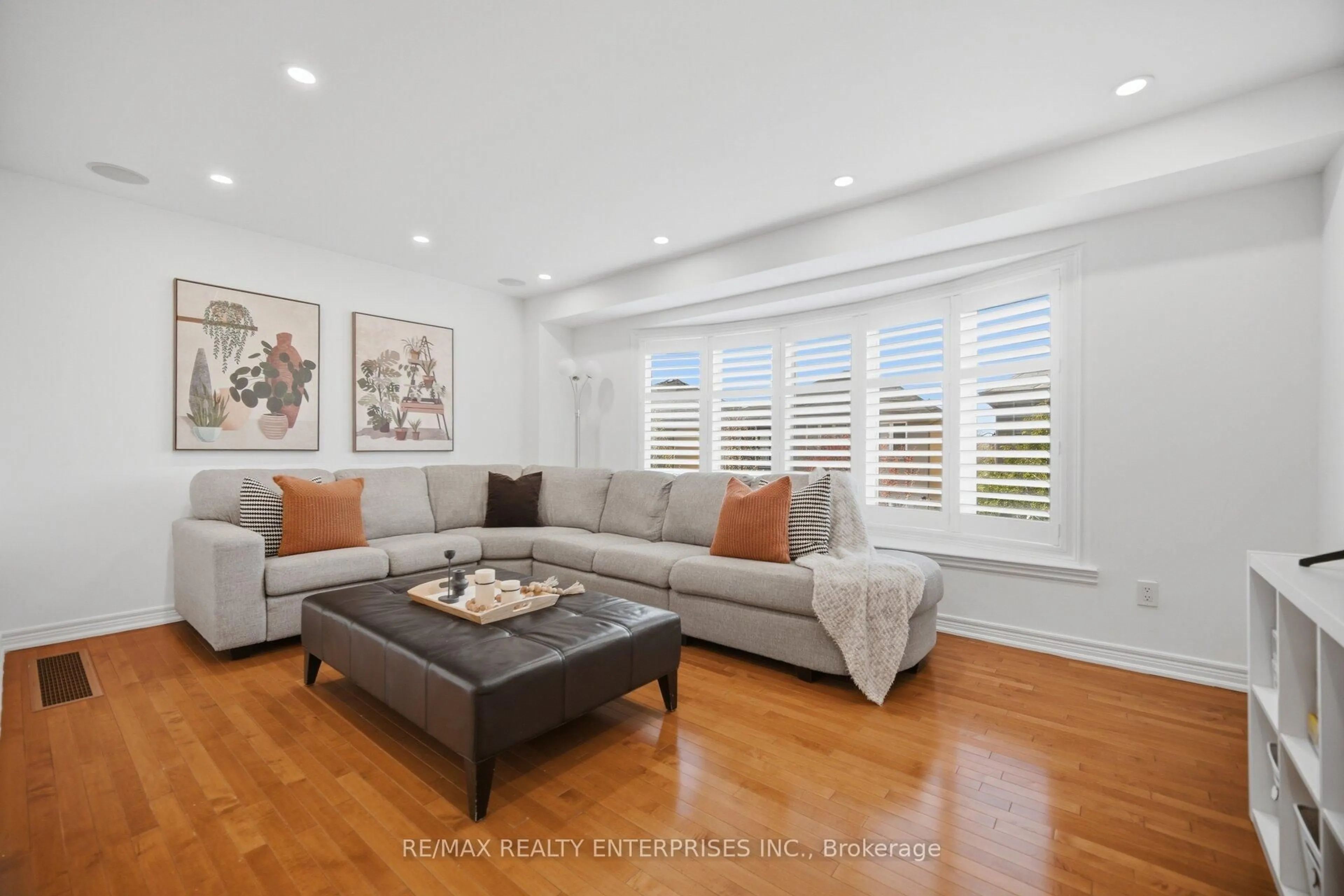 Living room with furniture, unknown for 2339 Saddlecreek Cres, Oakville Ontario L6M 5J7