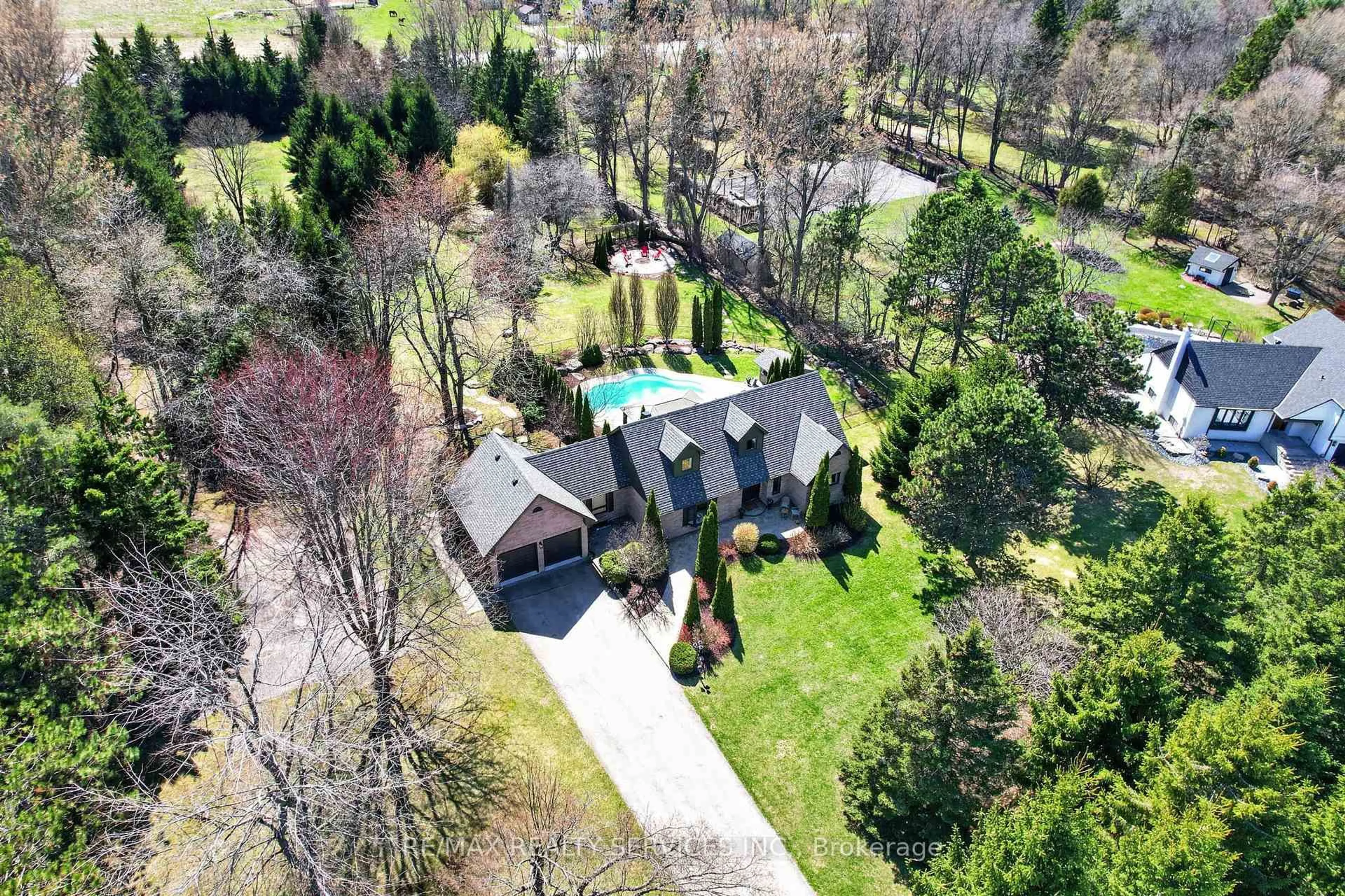 A pic from outside/outdoor area/front of a property/back of a property/a pic from drone, street for 12 Glenn Crt, Caledon Ontario L7K 0P2