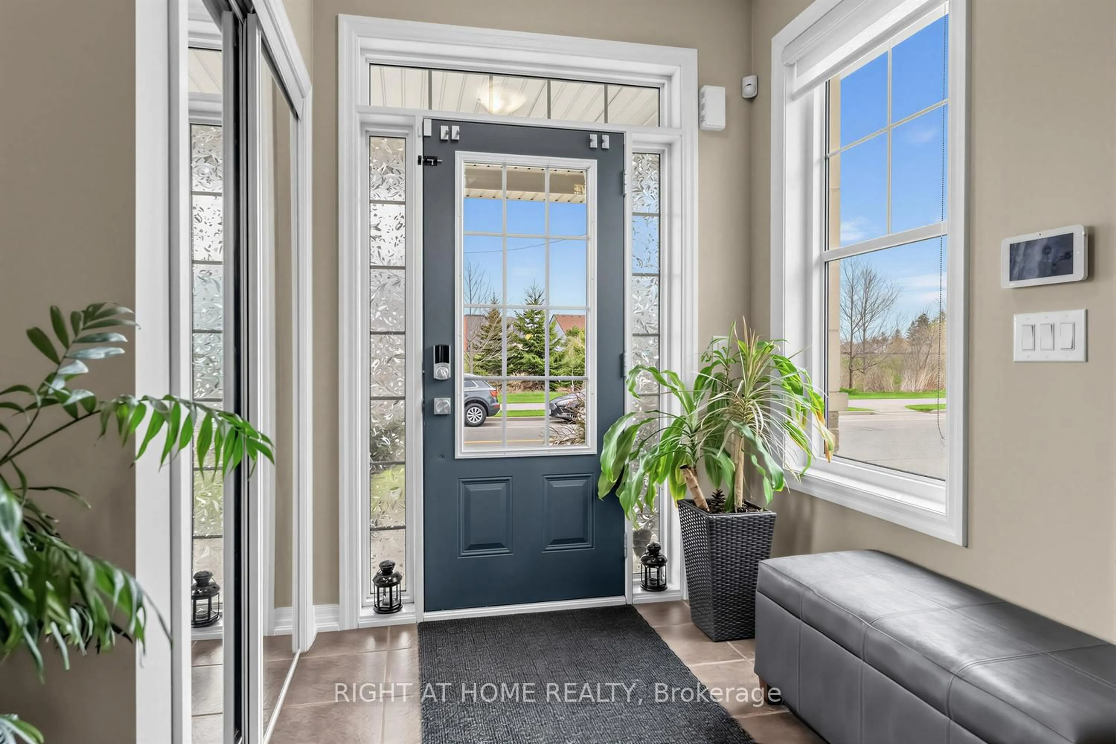 Indoor entryway for 152 Duncan Lane, Milton Ontario L9T 3X3