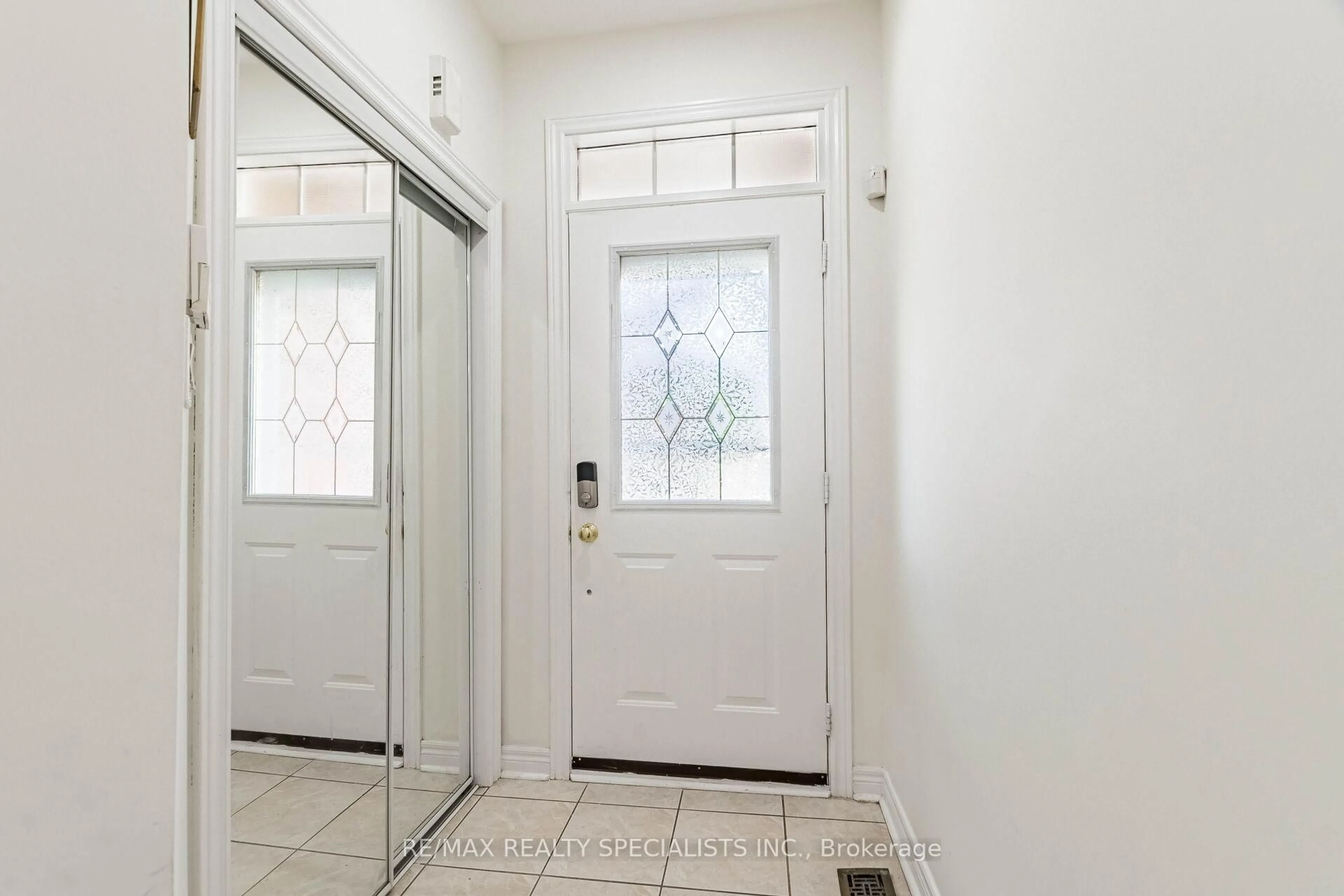 Indoor entryway for 6672 Opera Glass Cres, Mississauga Ontario L5W 1R8