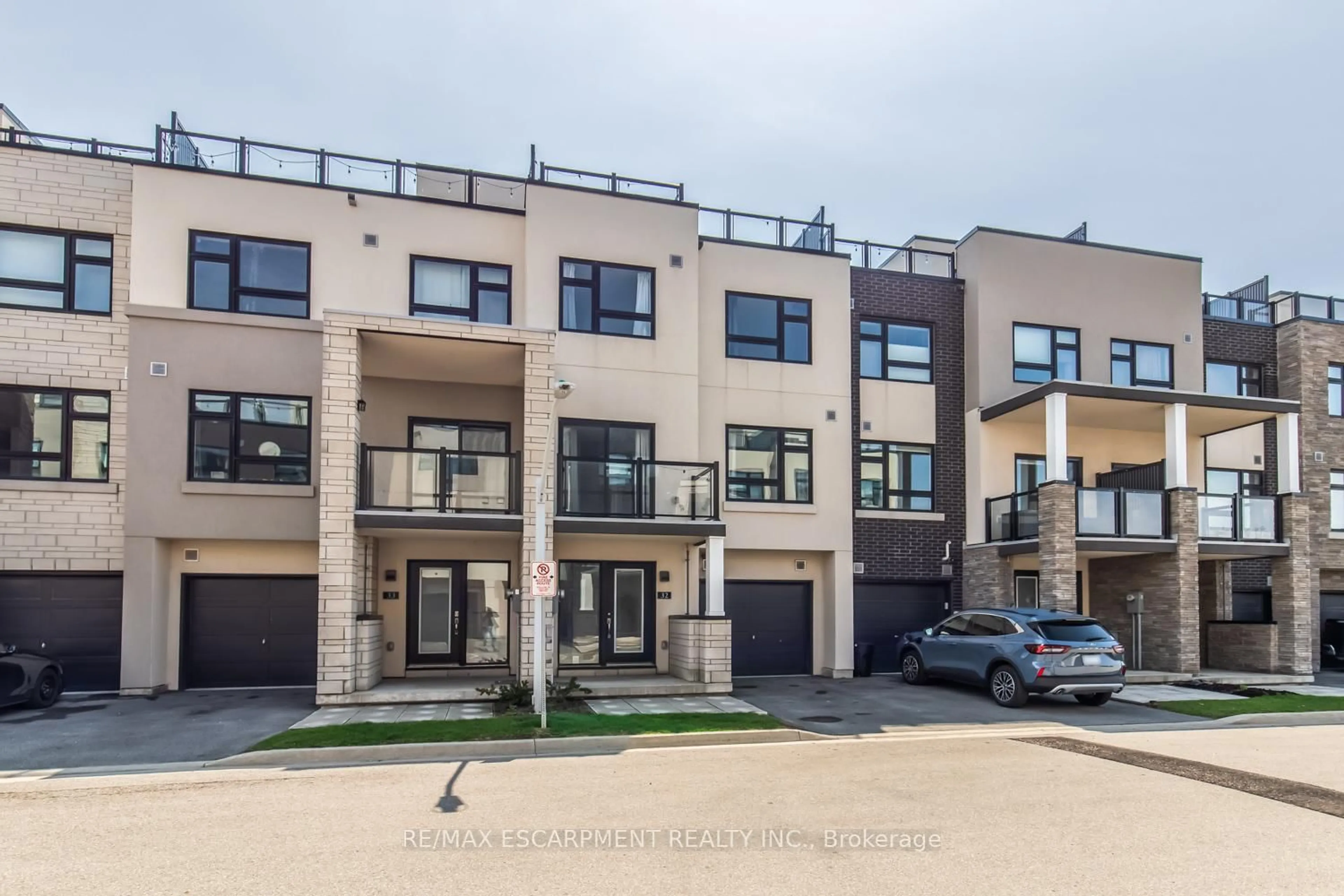 A pic from outside/outdoor area/front of a property/back of a property/a pic from drone, street for 1121 Cooke Blvd #32, Burlington Ontario L7T 0C3