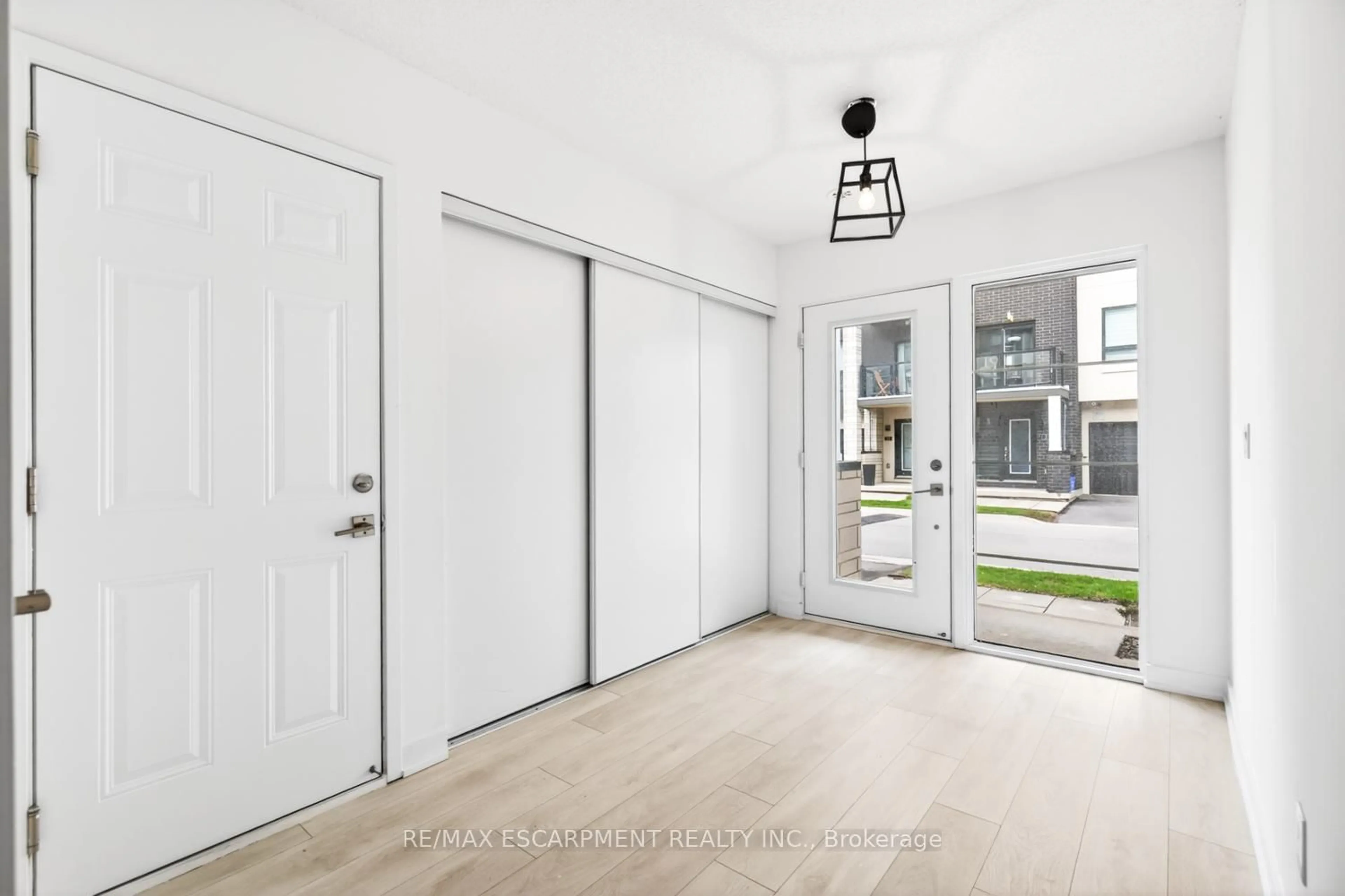 Indoor entryway for 1121 Cooke Blvd #32, Burlington Ontario L7T 0C3