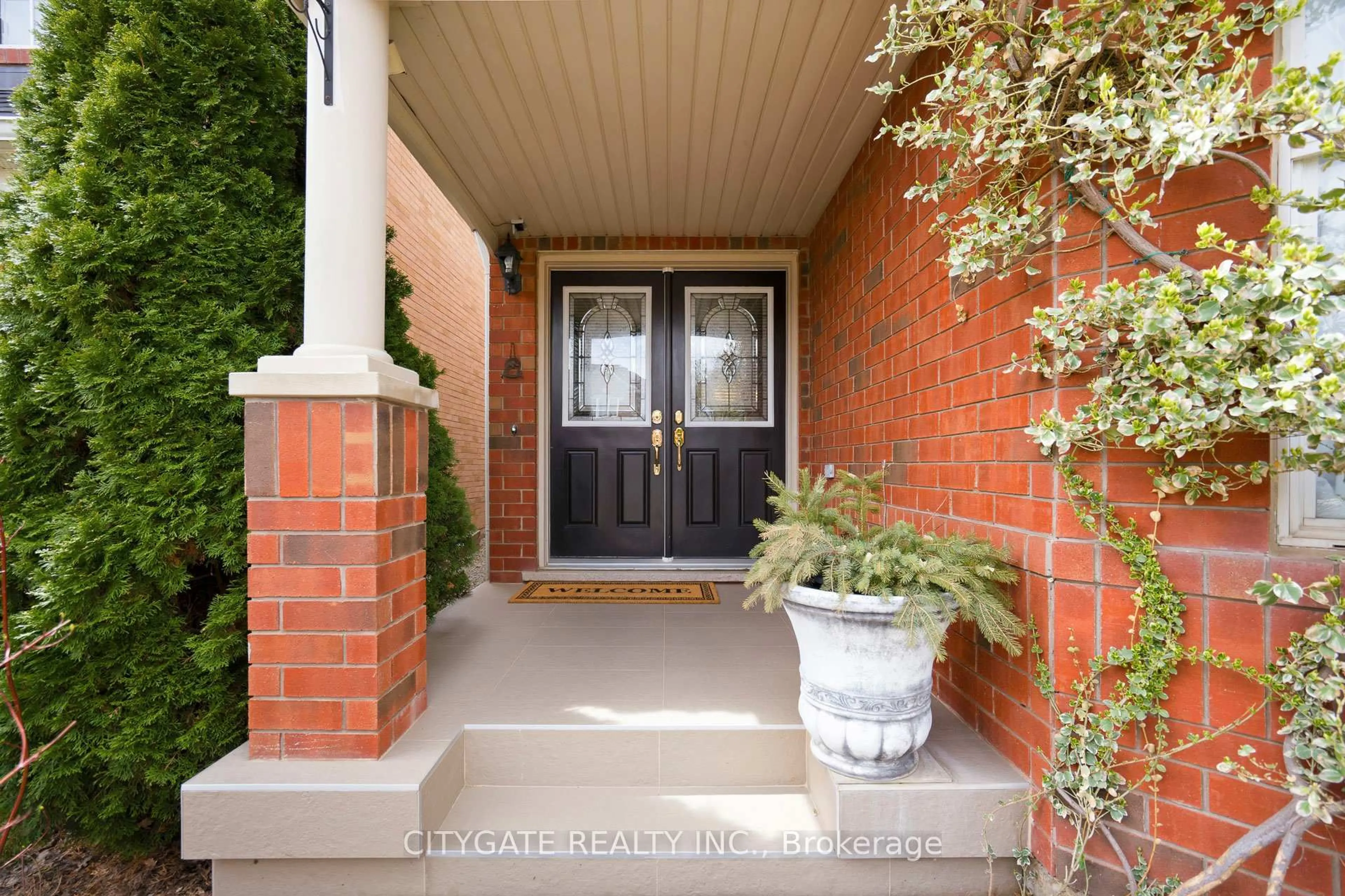 Indoor entryway for 1062 Ferguson Dr, Milton Ontario L9T 6V2