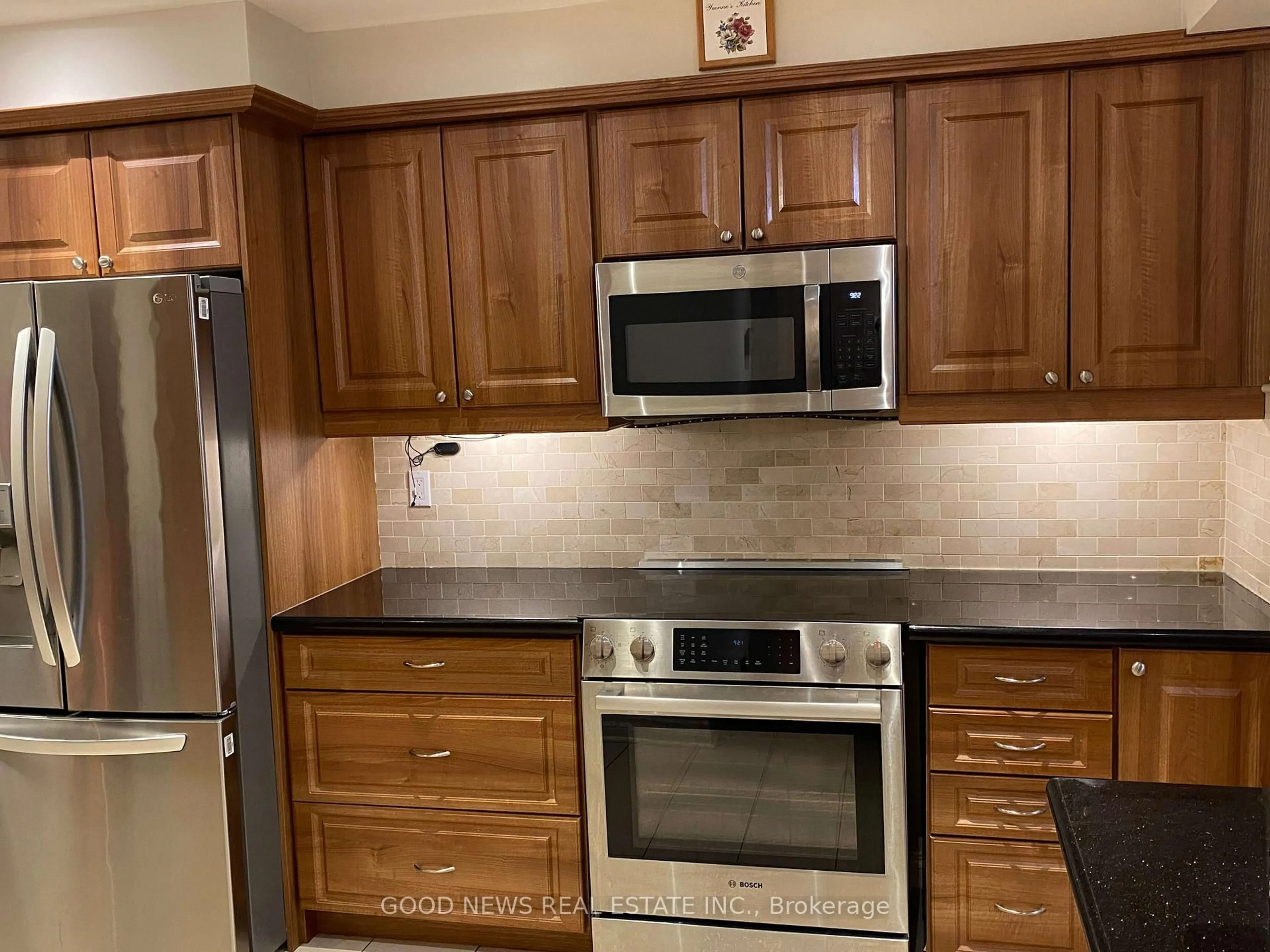 Standard kitchen, unknown for 1725 The Chse #31, Mississauga Ontario L5M 4N3