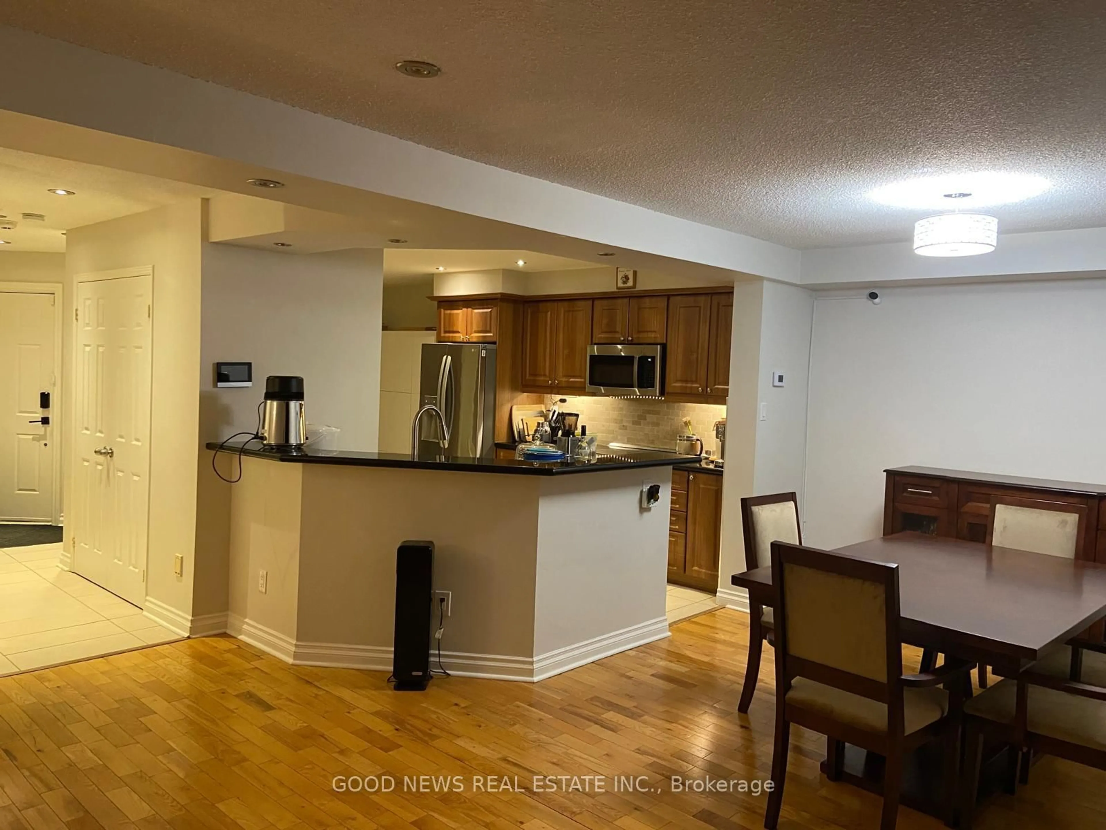 Open concept kitchen, wood/laminate floor for 1725 The Chse #31, Mississauga Ontario L5M 4N3
