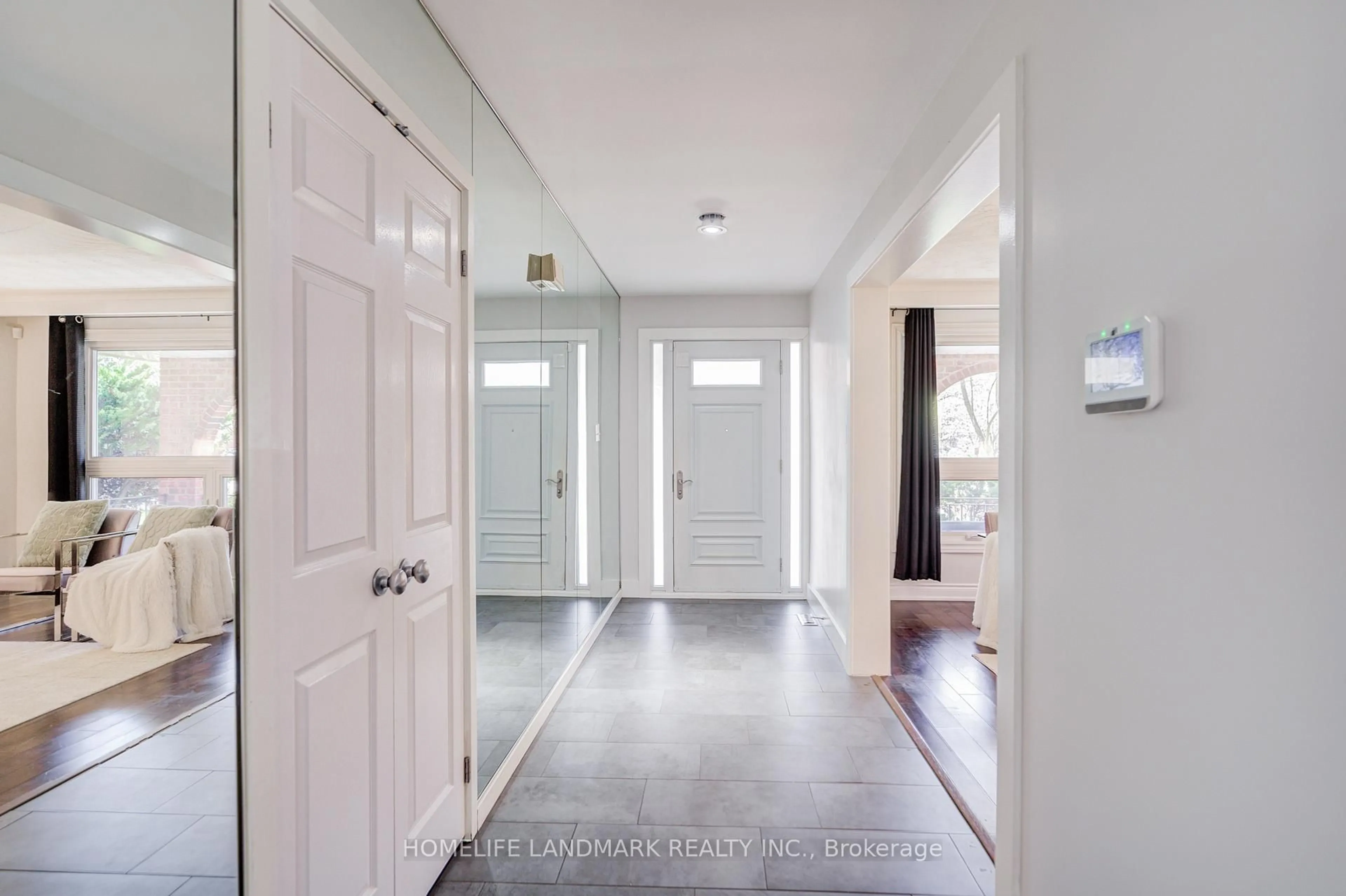 Indoor entryway for 1608 Sherwood Forrest Circ, Mississauga Ontario L5K 2G7