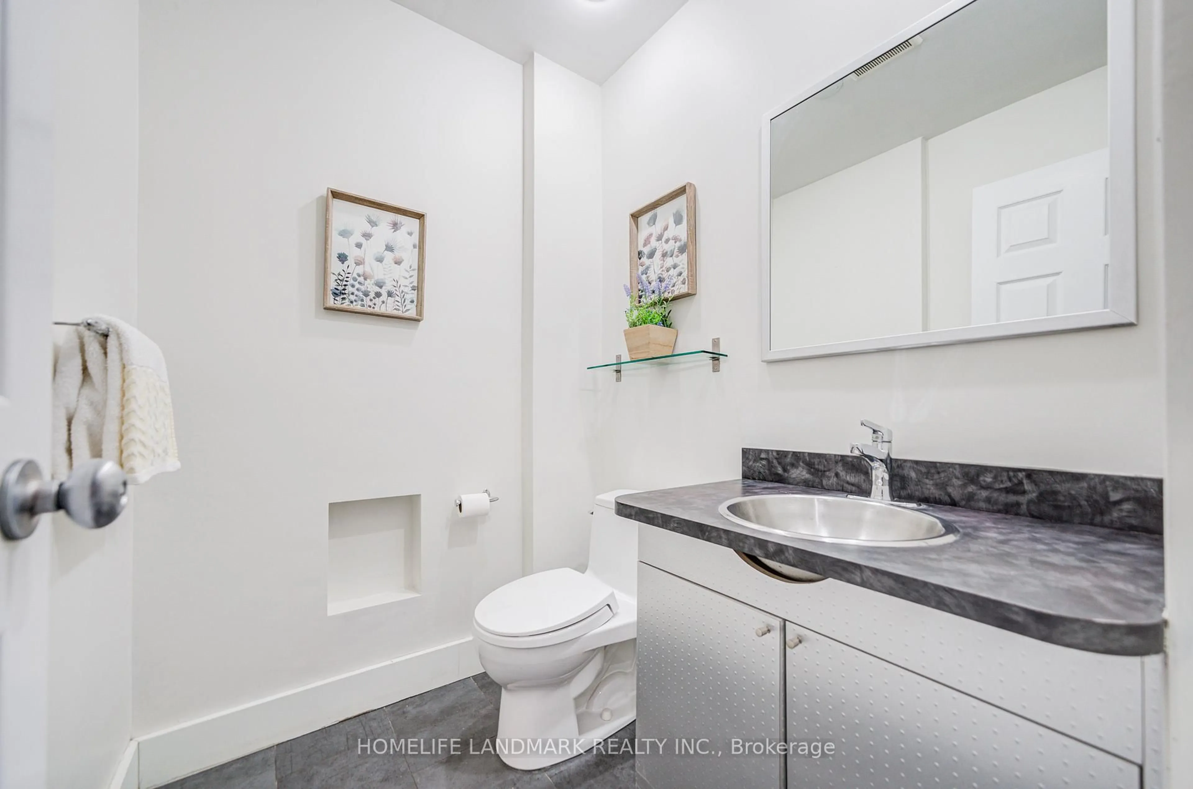 Standard bathroom, ceramic/tile floor for 1608 Sherwood Forrest Circ, Mississauga Ontario L5K 2G7