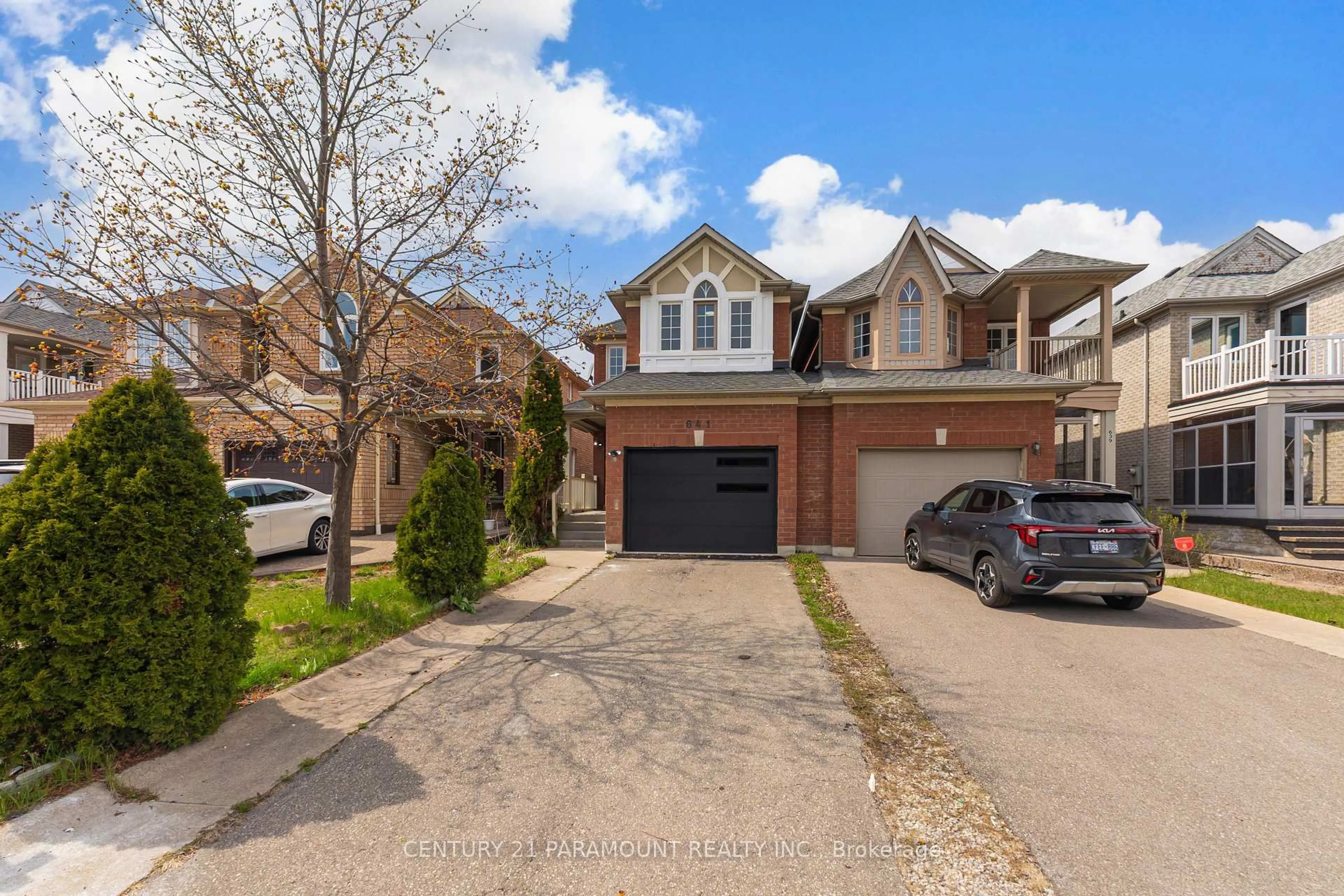 A pic from outside/outdoor area/front of a property/back of a property/a pic from drone, street for 641 Macbeth Hts, Mississauga Ontario L5W 1E5