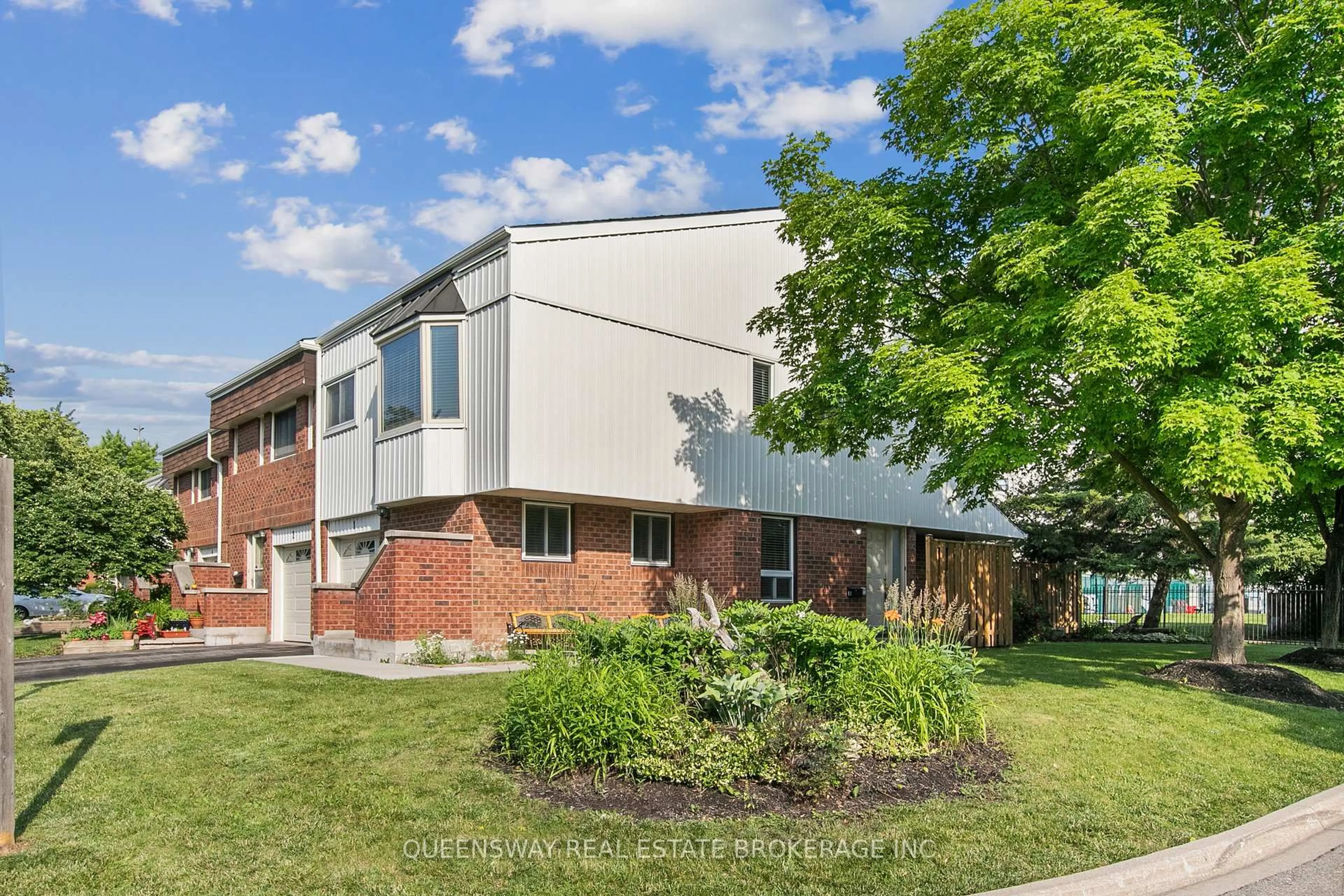 Home with brick exterior material, street for 6520 Corfu Rd #1, Mississauga Ontario L5N 3B4