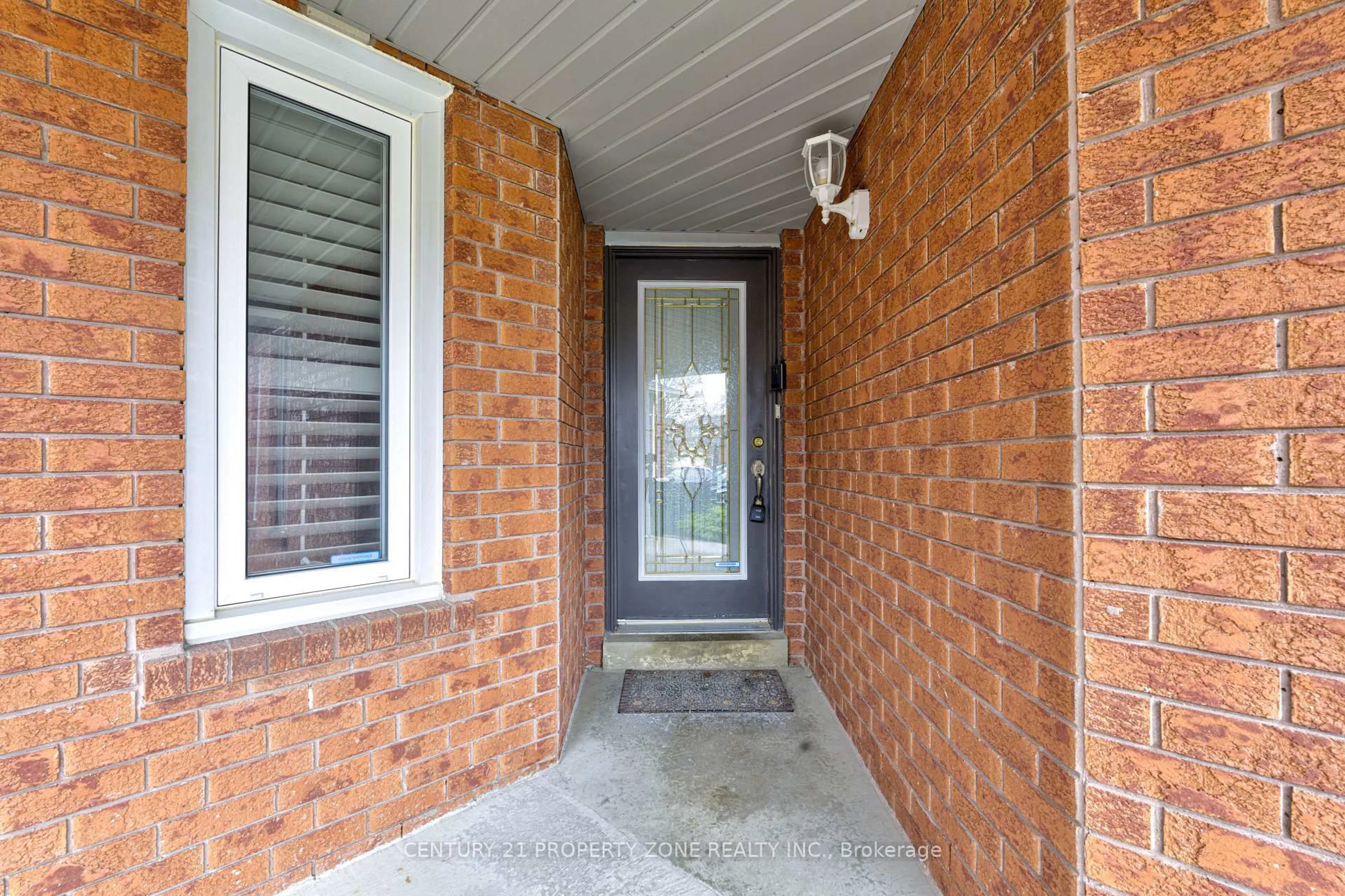 Indoor entryway for 4 Compton Crt, Caledon Ontario L7E 1L4