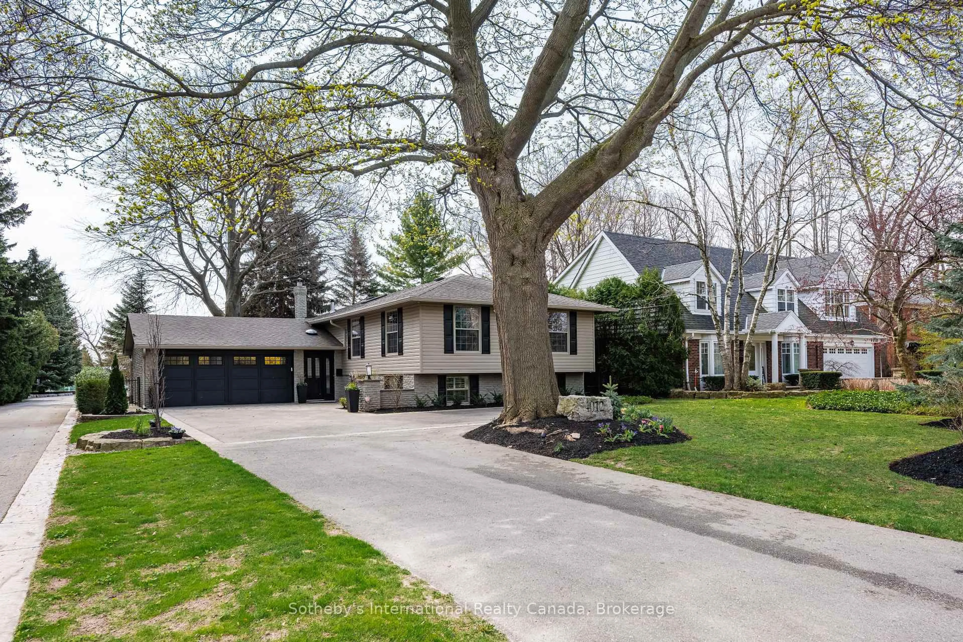 Home with vinyl exterior material, street for 4012 Lakeshore Rd, Burlington Ontario L4L 1A1