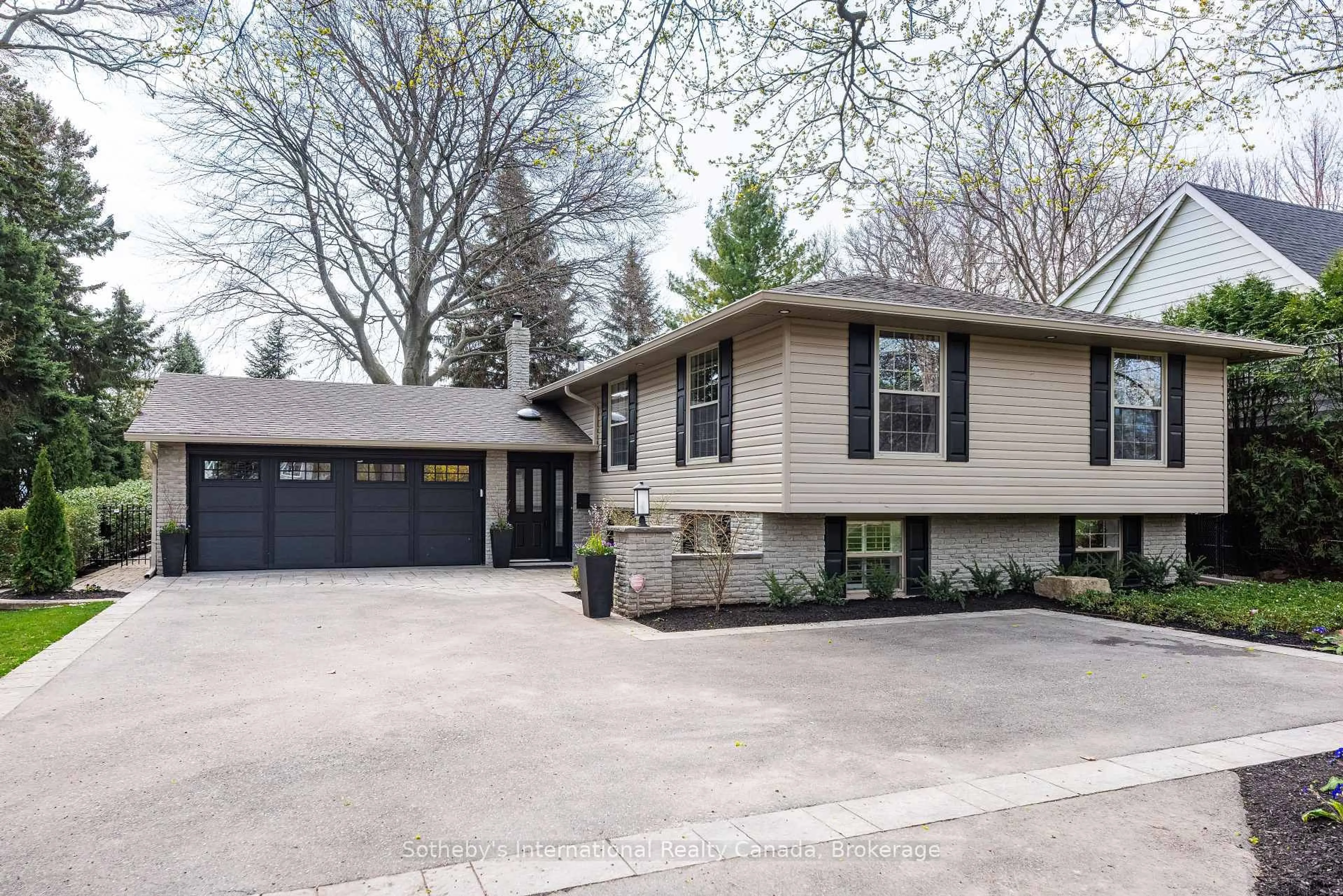 Home with vinyl exterior material, street for 4012 Lakeshore Rd, Burlington Ontario L4L 1A1