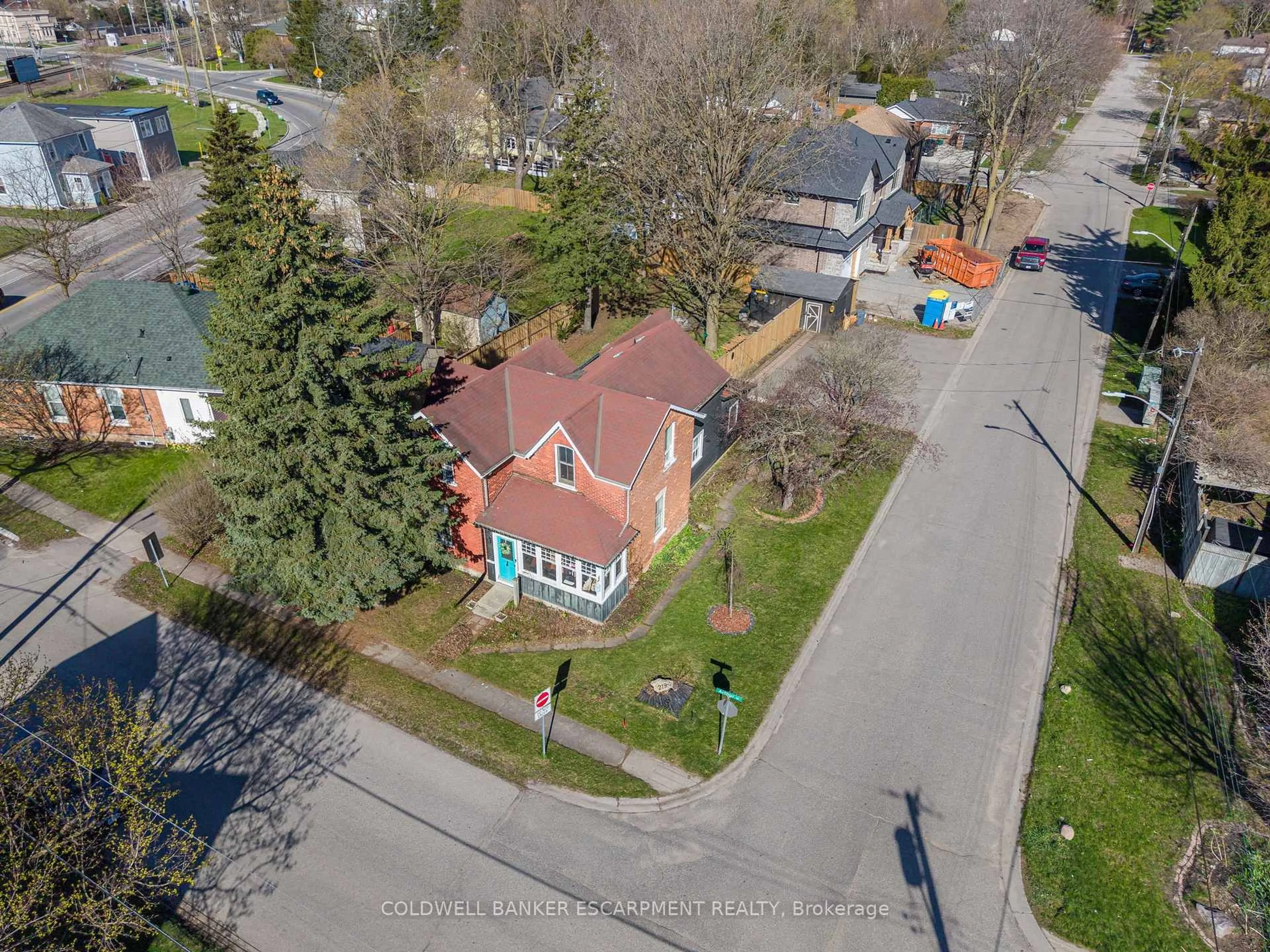 A pic from outside/outdoor area/front of a property/back of a property/a pic from drone, street for 219 Arthur St, Halton Hills Ontario L7J 1L8