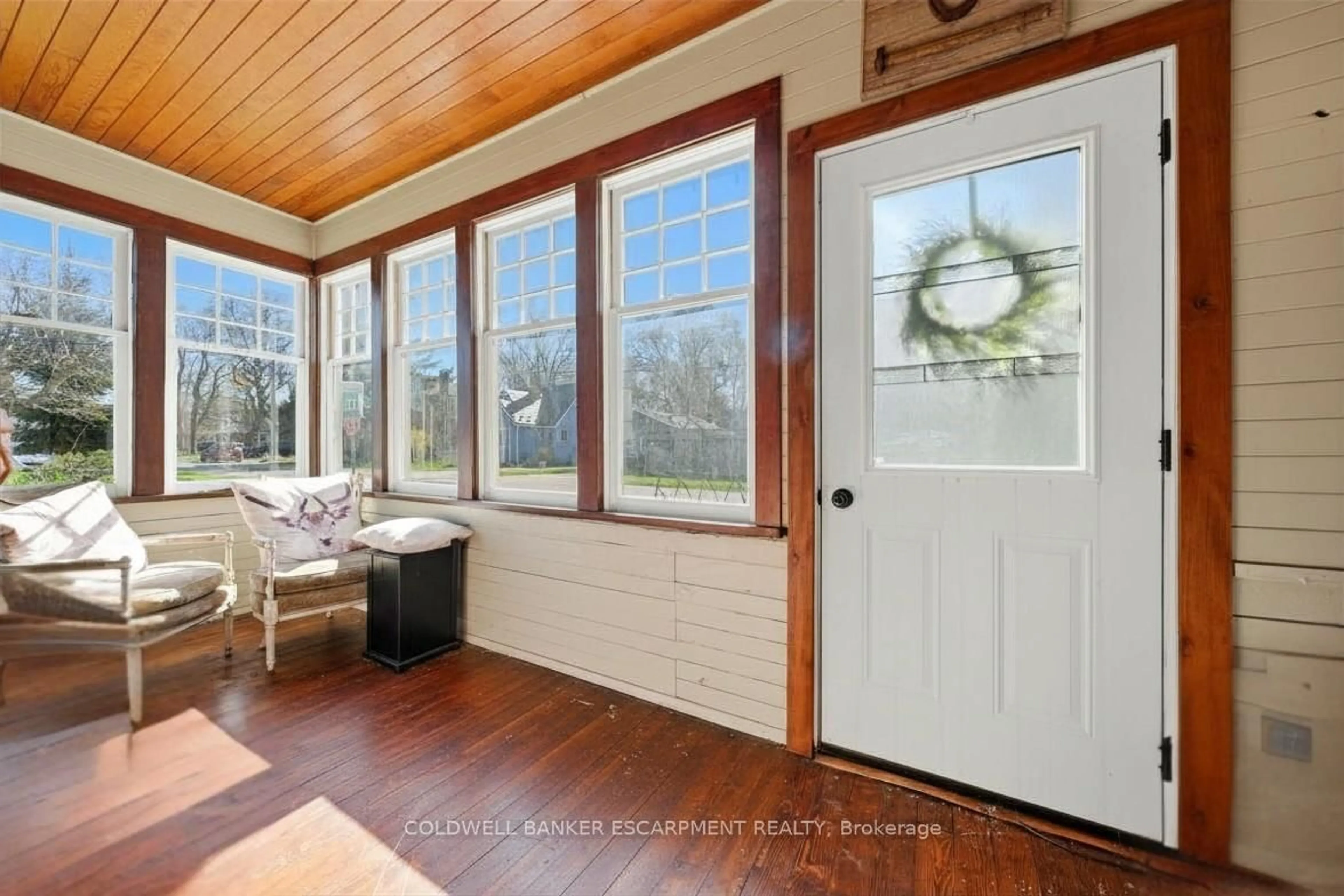 Indoor entryway for 219 Arthur St, Halton Hills Ontario L7J 1L8