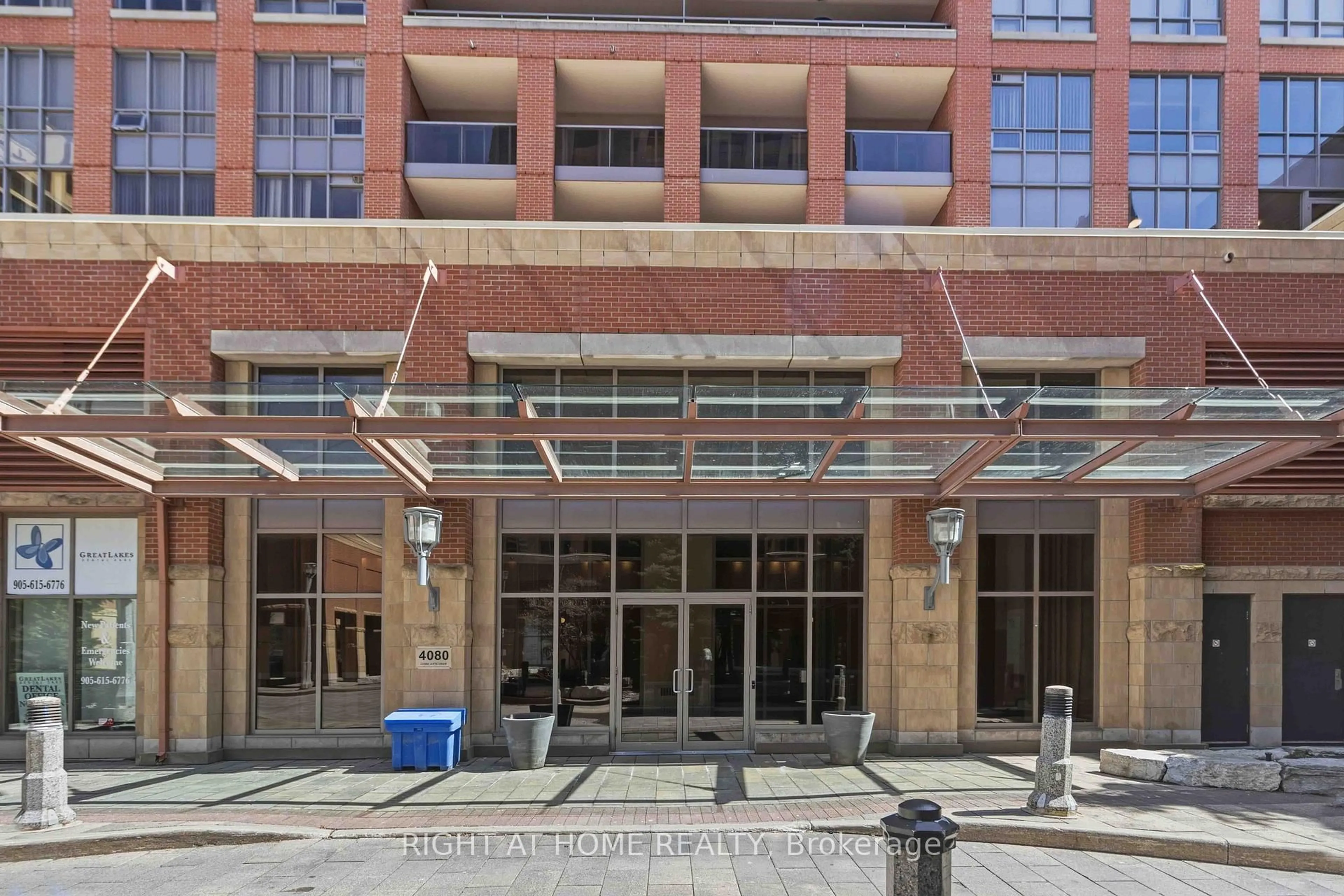 Indoor foyer for 4080 Living Arts Dr #2104, Mississauga Ontario L5B 4M8