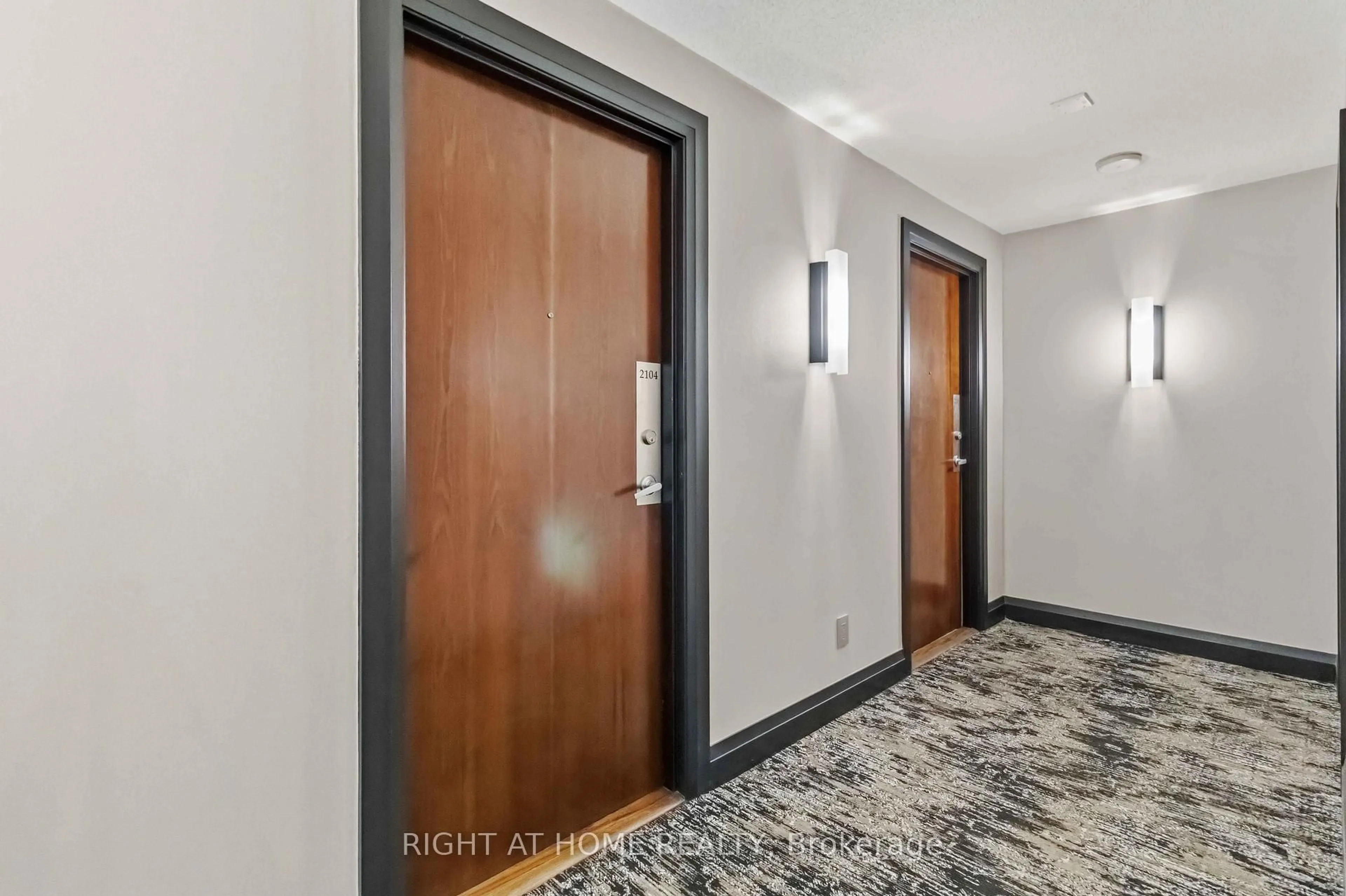 Indoor foyer for 4080 Living Arts Dr #2104, Mississauga Ontario L5B 4M8