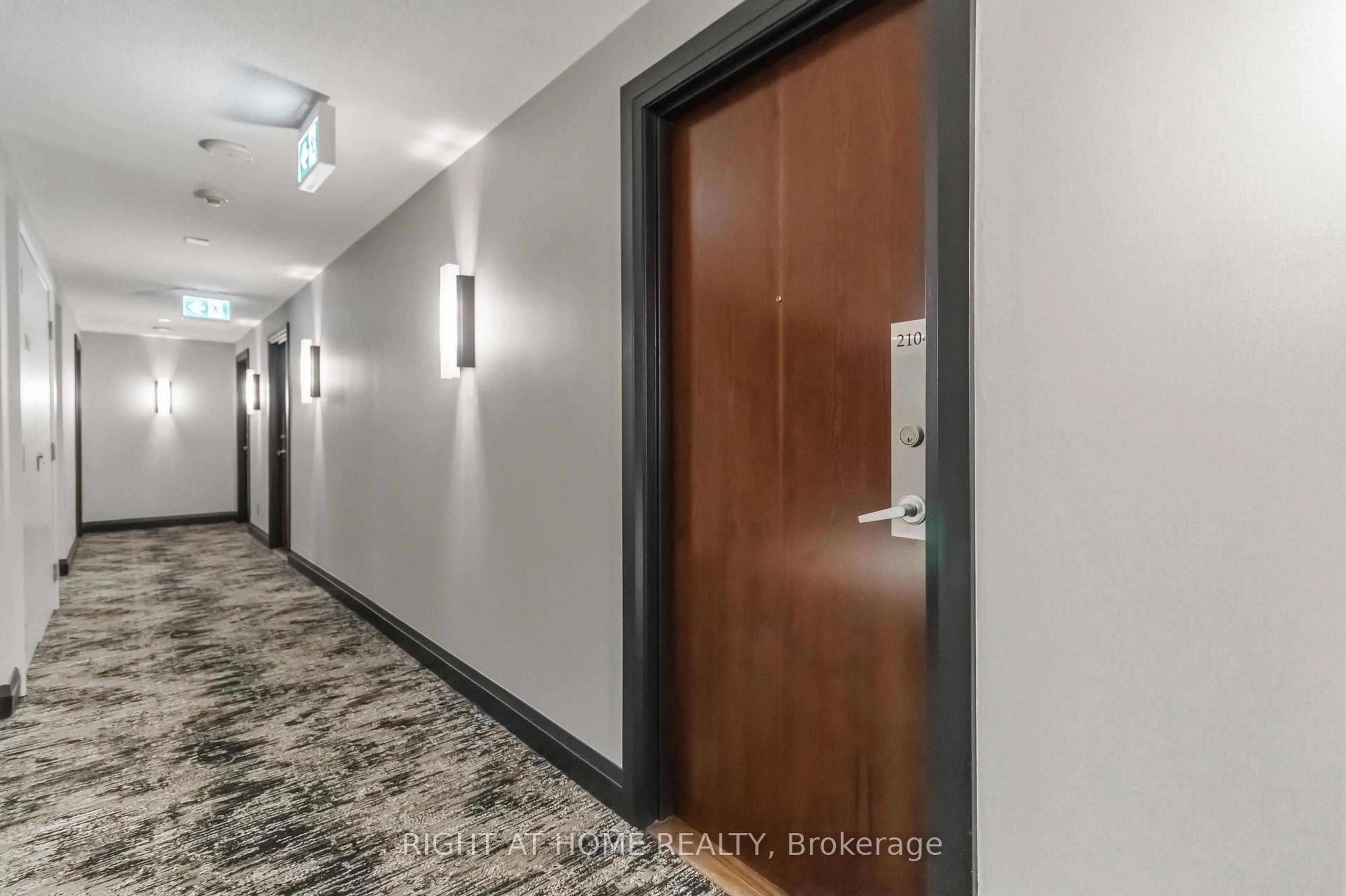 Indoor foyer for 4080 Living Arts Dr #2104, Mississauga Ontario L5B 4M8