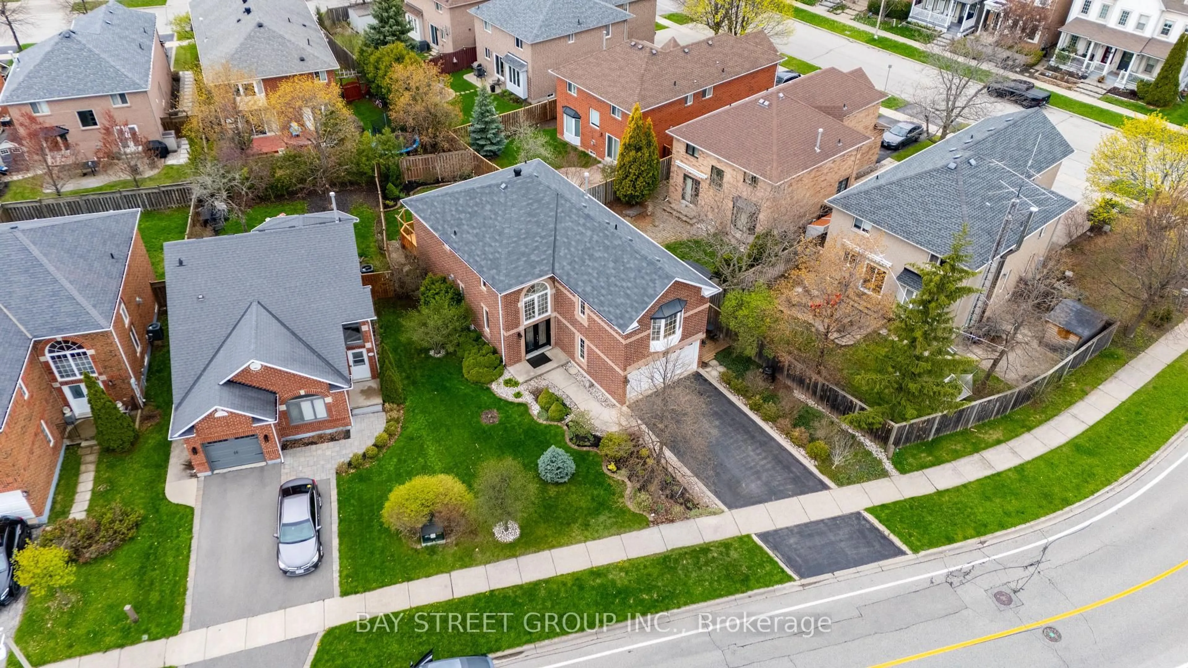 A pic from outside/outdoor area/front of a property/back of a property/a pic from drone, street for 267 Wembley Rd, Oakville Ontario L6H 6H3